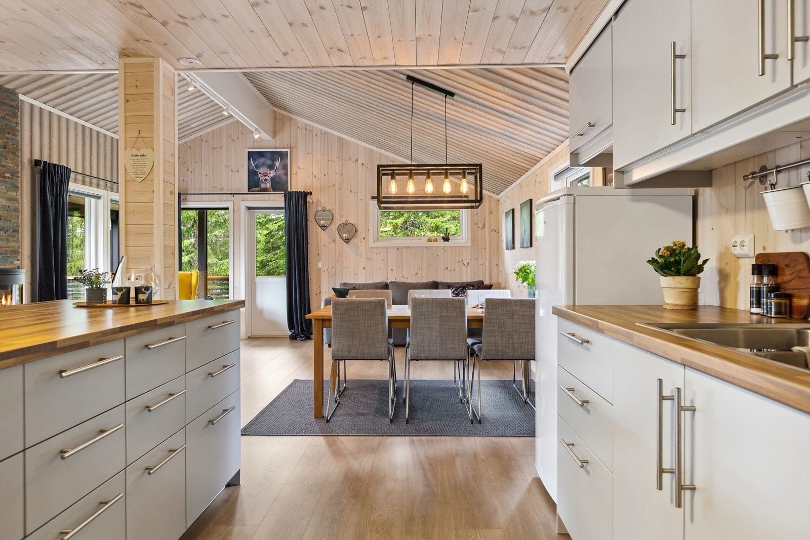 Ellers er kjøkkenet utstyrt med frittstående komfyr og kjøleskap som medfølger handelen. Kjøkkenvifte over komfyrplass med avtrekk ut . Galleribilde