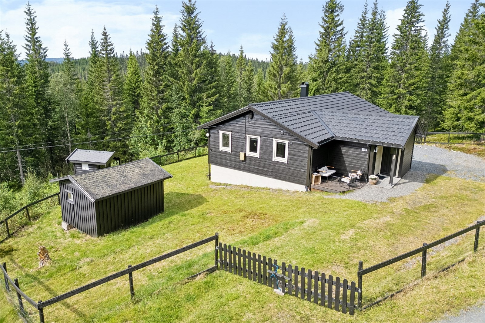 Romslig og fin fritidsbolig med flotte uteområder i naturskjønne omgivelser. Galleribilde