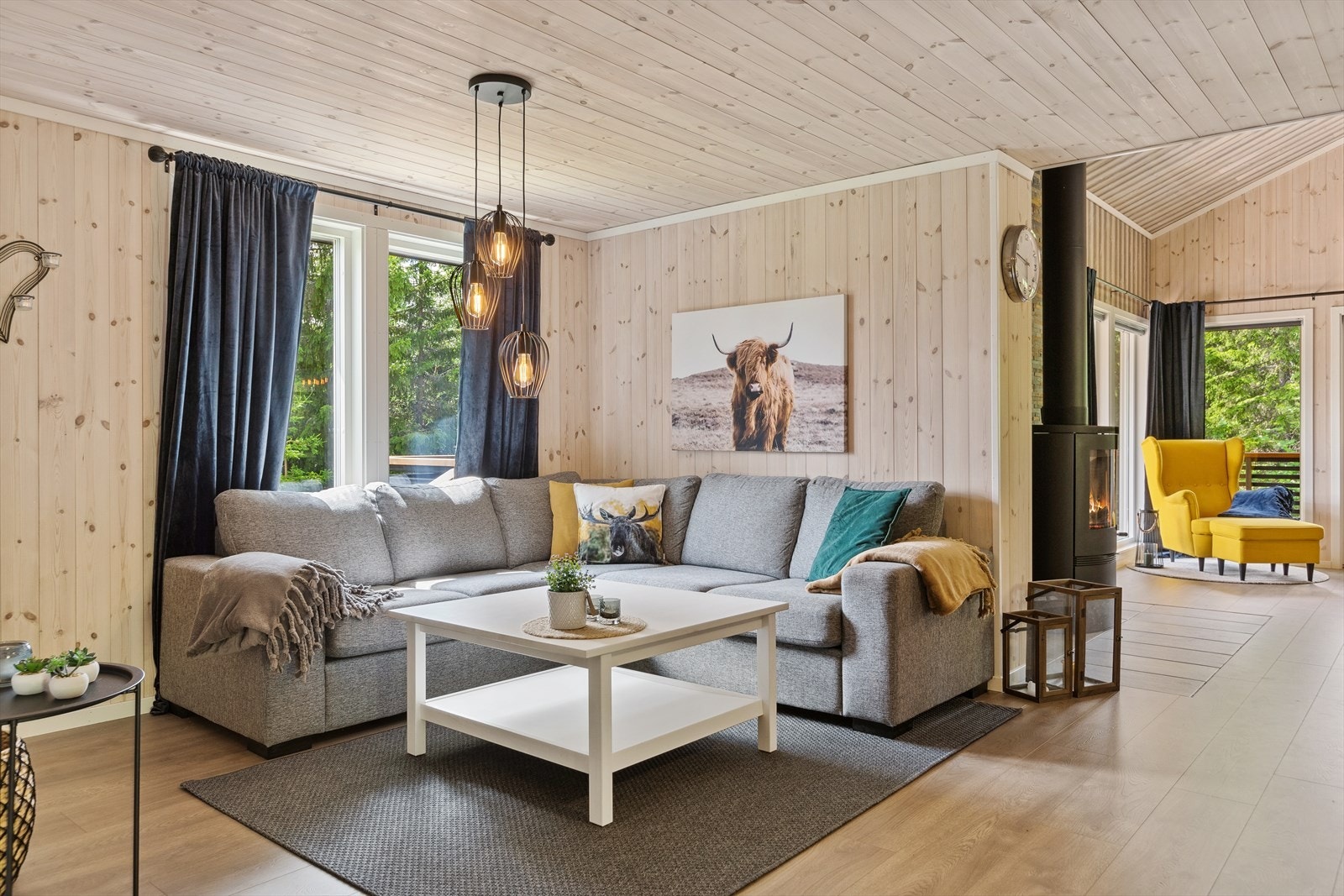 Fra entréen kommer du inn i stue og kjøkken i praktisk åpen løsning. Galleribilde