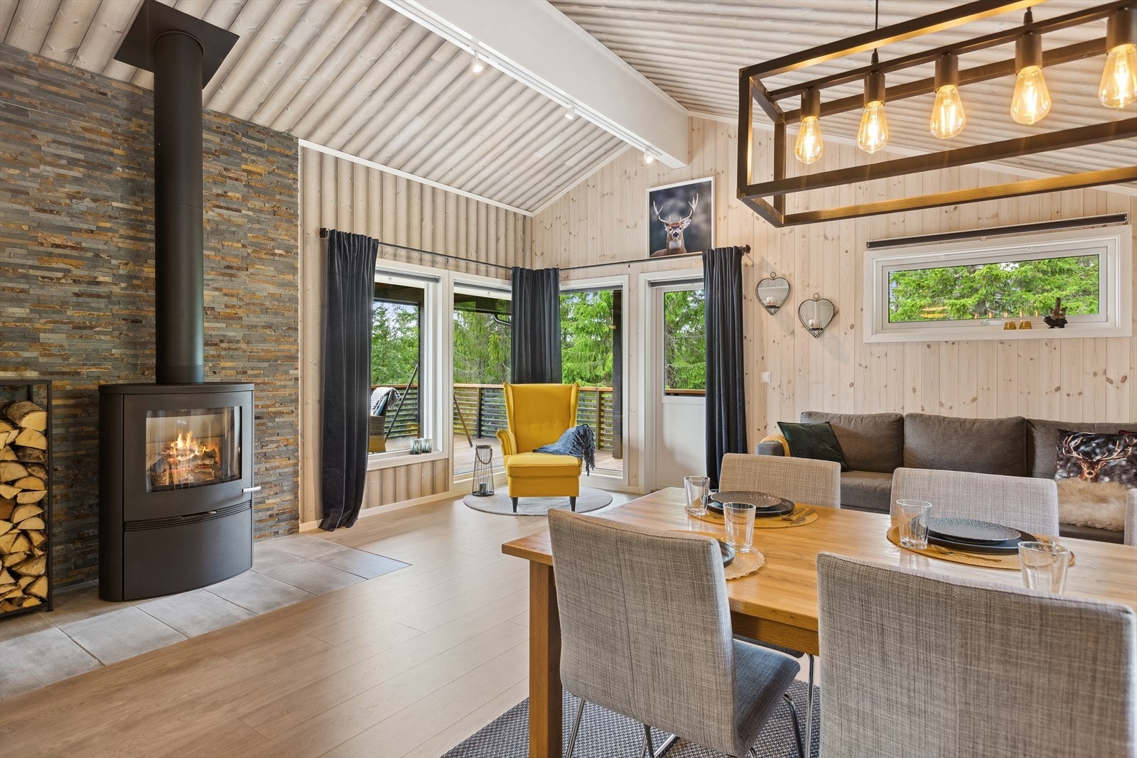 Det er store vinduer på flere av veggene som gir godt med lys inn i rommet og skaper et lyst og åpent inntrykk i hytta i tillegg til god takhøyde. Galleribilde