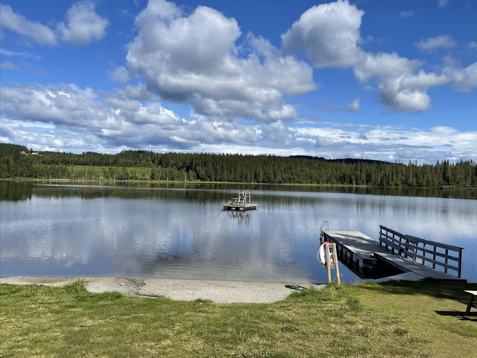 Ikke langt fra hytta ligger det en fin badeplass med strand og badebrygge. Galleribilde