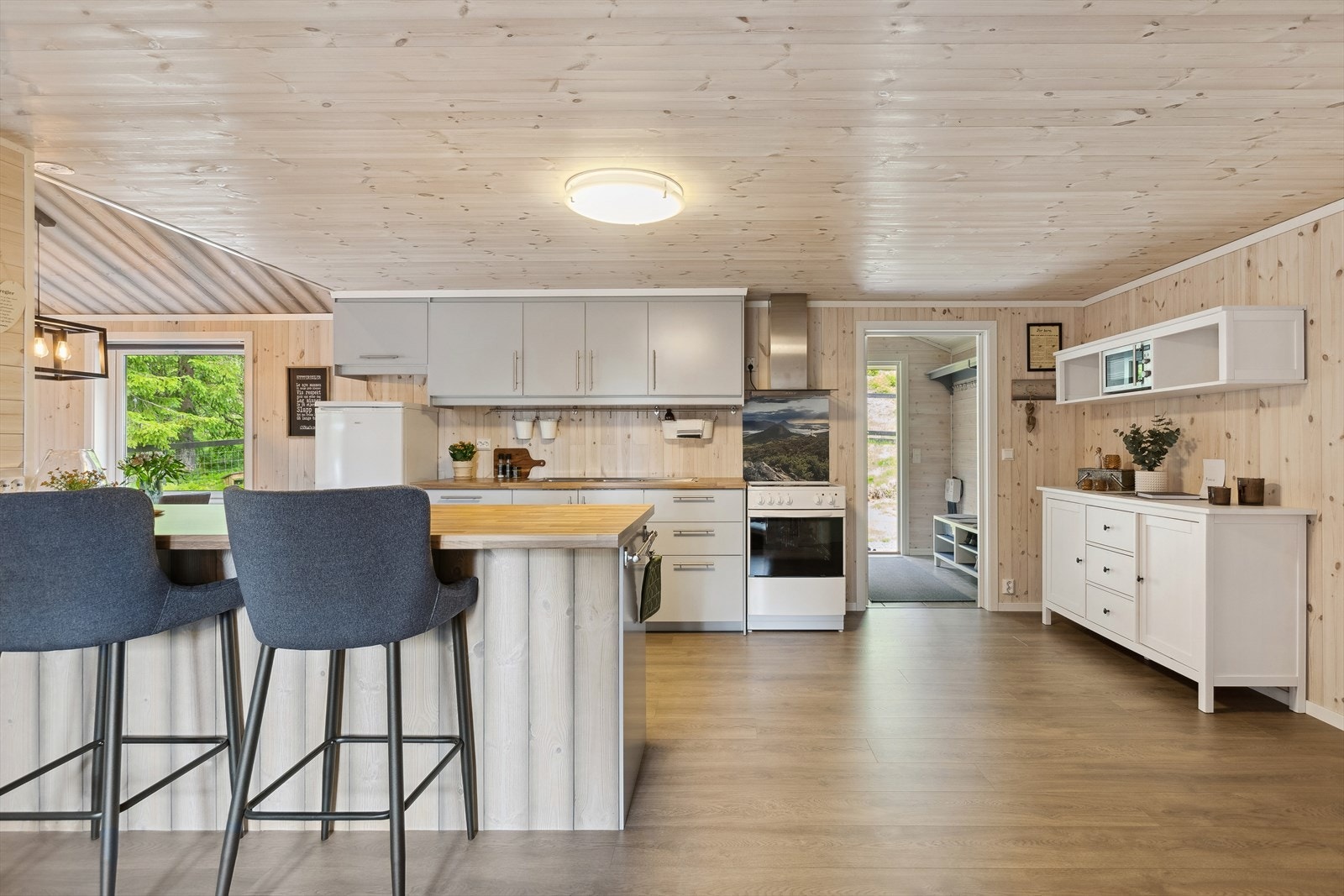 Denne åpne løsningen gir deg mulighet til å være sosial også under kokkeleringen. Galleribilde