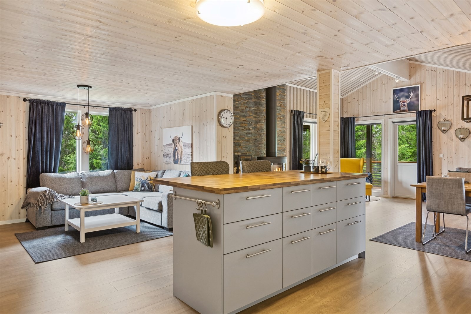 Kjøkkenet er normalt godt utbygget med skap, skuffer og kjøkkenøy. Galleribilde