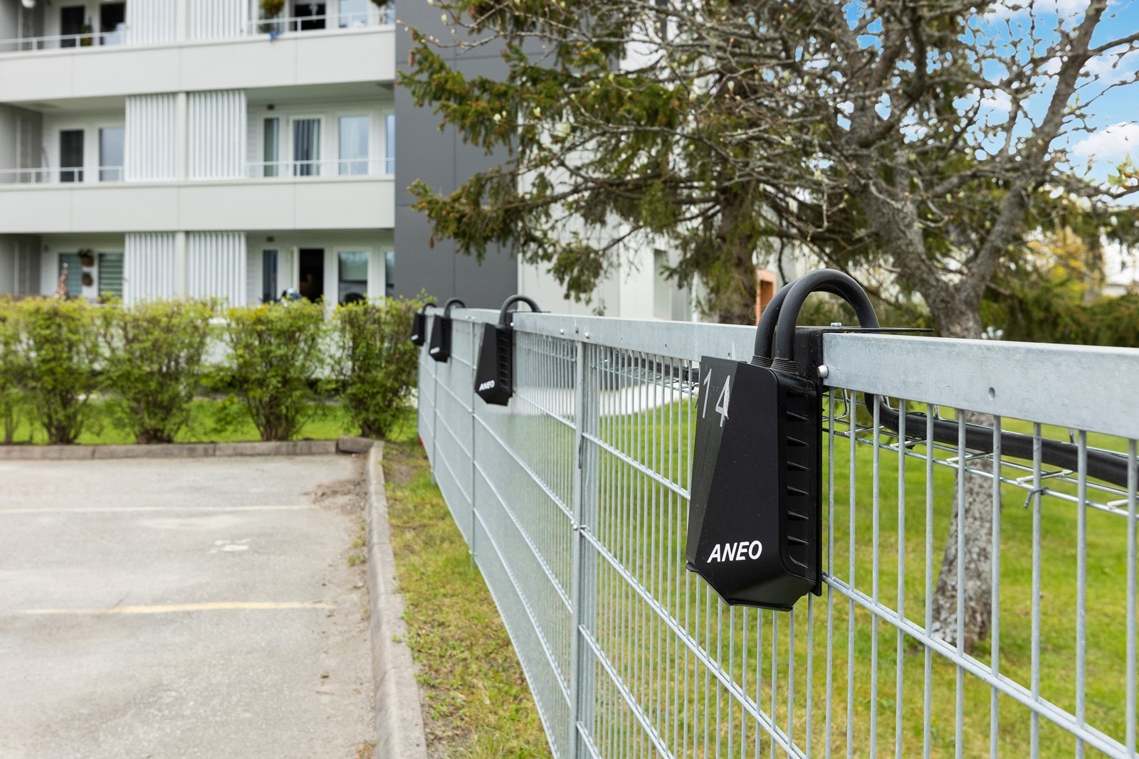 Bil-lader på parkeringsplass Galleribilde