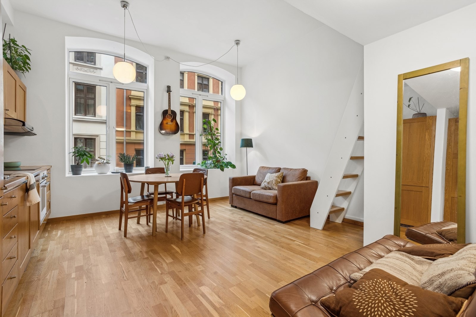 Hovedetasjen består av åpen stue-kjøkkenløsning, takhøyde på 3,2 m, hems og store vinduer som er med på å skape god romfølelse. Galleribilde