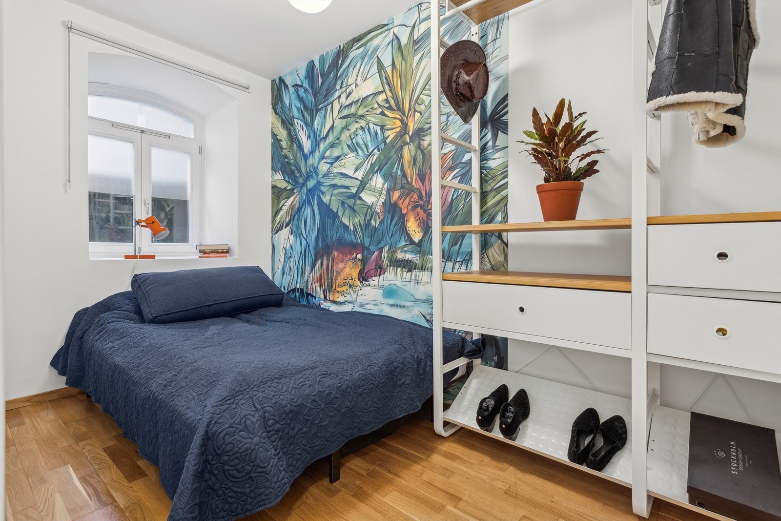 Hovedsoverommet er av god størrelse å har plass til dobbelt seng samt garderobeskap. Galleribilde