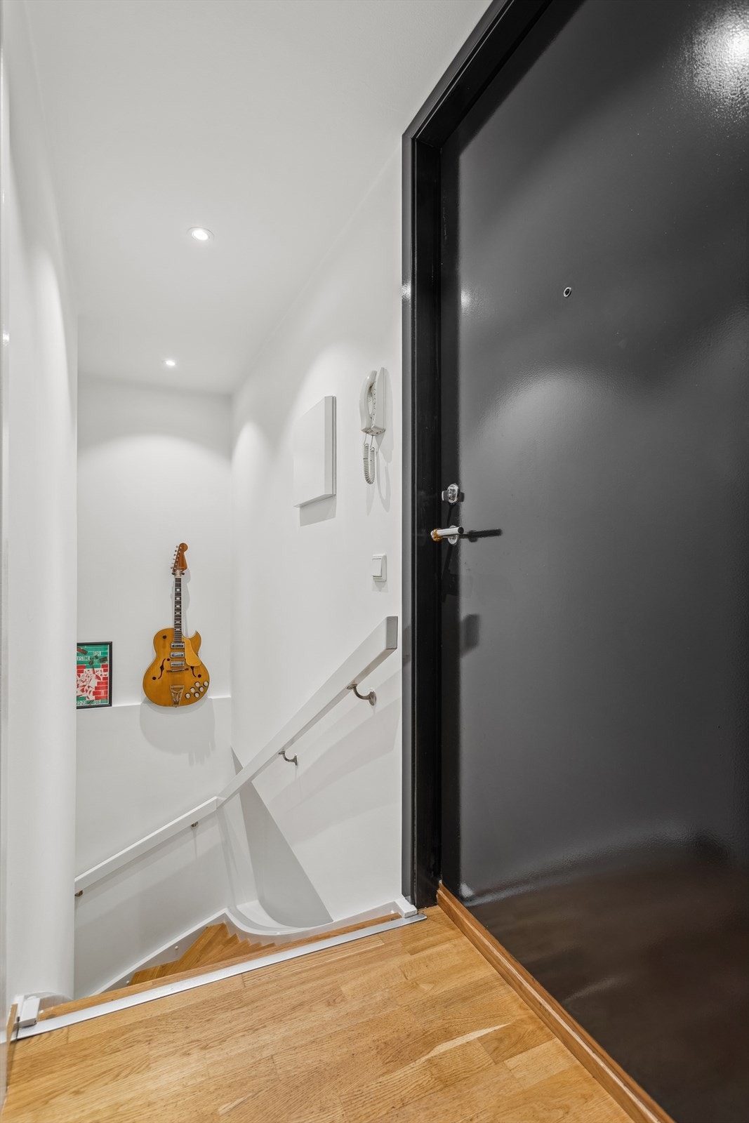 Entrén disponerer downlight i himling og god plass til å henge fra seg yttertøy. Galleribilde