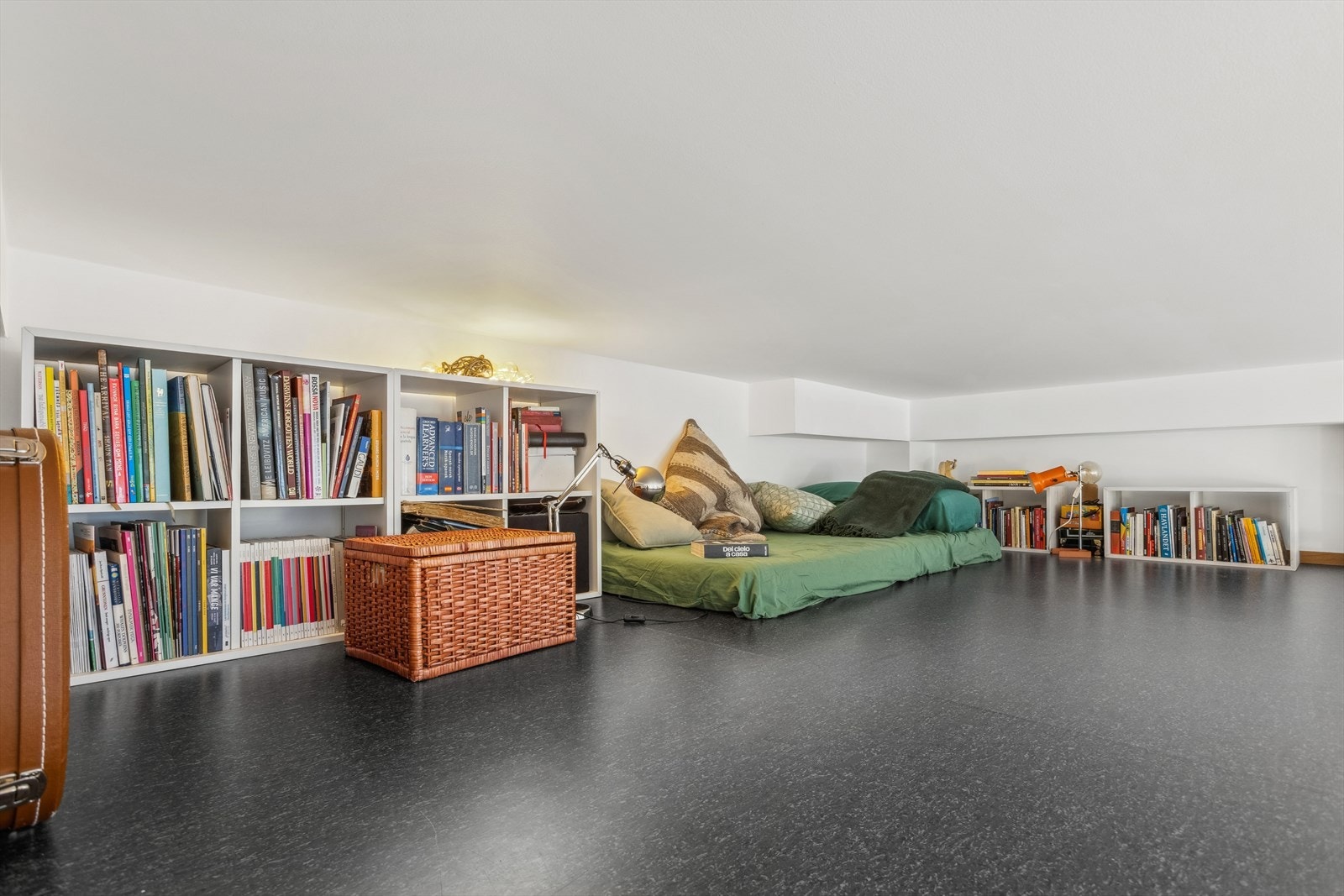 Hemsen kan benyttes som soveplass eller lagringsplass. Galleribilde