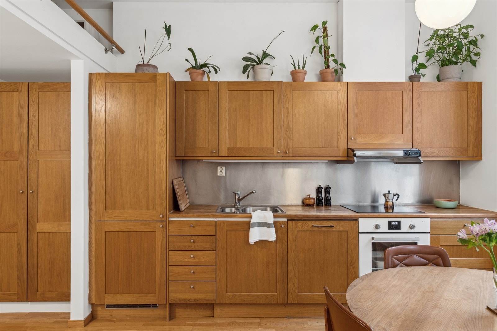 Kjøkkenet disponerer god lagringsplass, heltre benkeplate, platetopp, komfyr, backsplash i børstetstål, ventilator med mekanisktrekk, integrert oppvaskmaskin og kjøleskap. Galleribilde