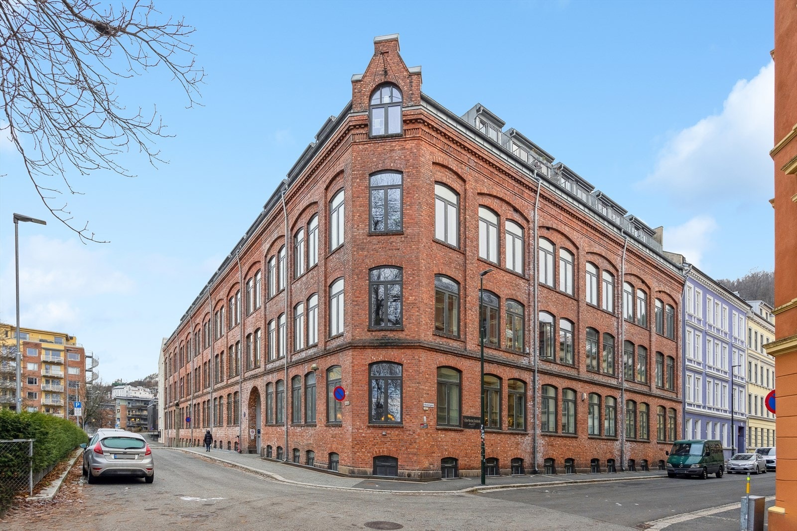 Leiligheten ligger i et god bevart murbygg "Den gamle skofabrikken". Gaten er stille og rolig med med lite trafikk og gode parkeringsmuligheter. Galleribilde