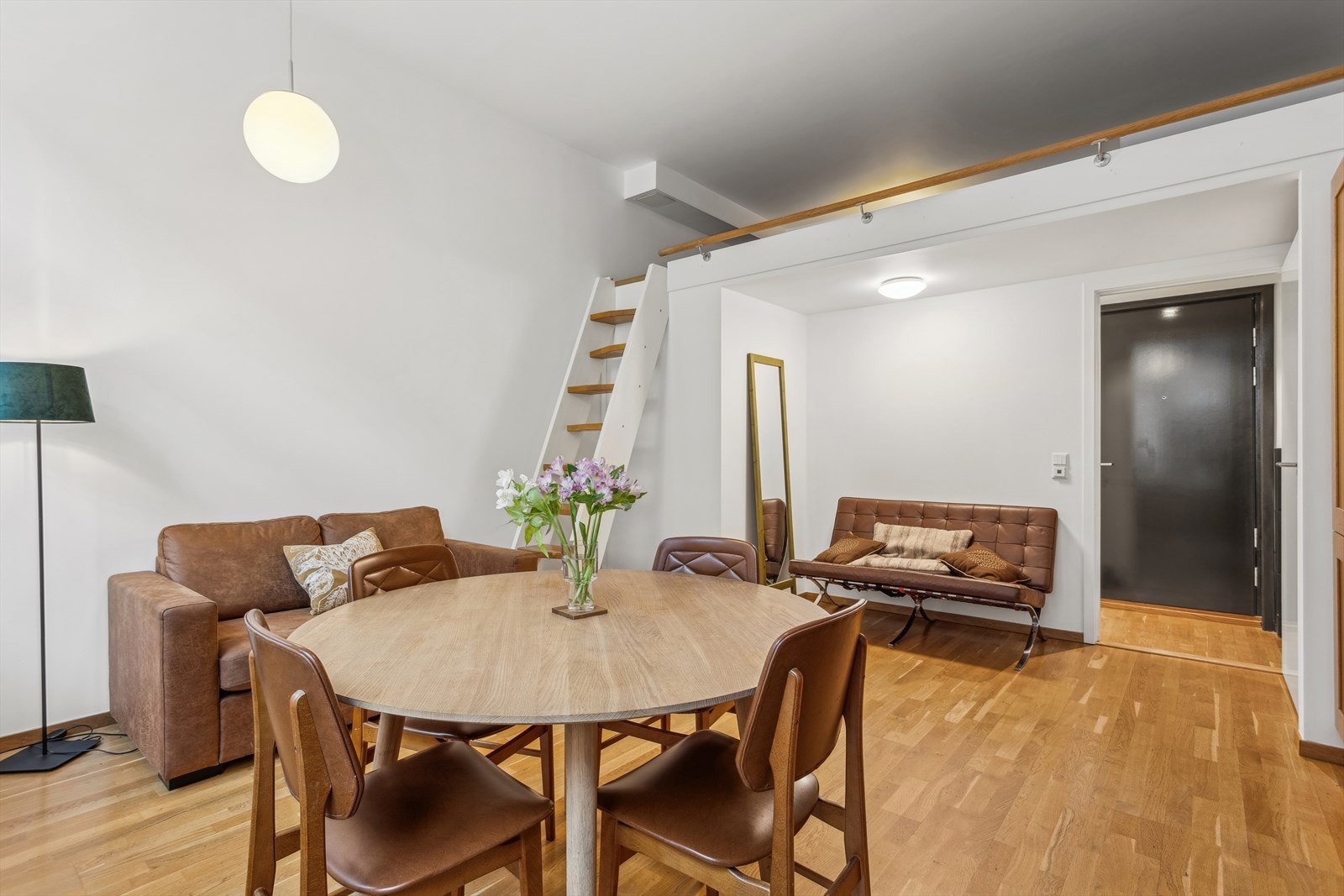 Stuen har direkte tilgang til hemsen med fastmontert stige. Hemsen er på 10 m² og med ca. 0,90 m takhøyde. Galleribilde