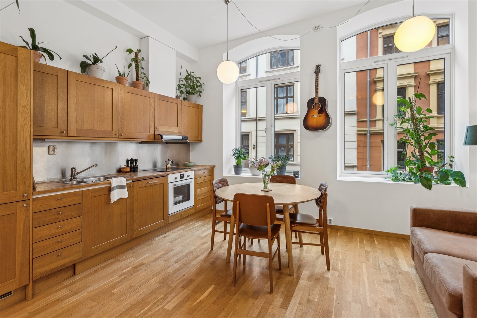 Kjøkkenet og parkett er fra renovasjonsåret "2006". Vinduene ble byttet i 2021 i regi av borettslaget. Galleribilde