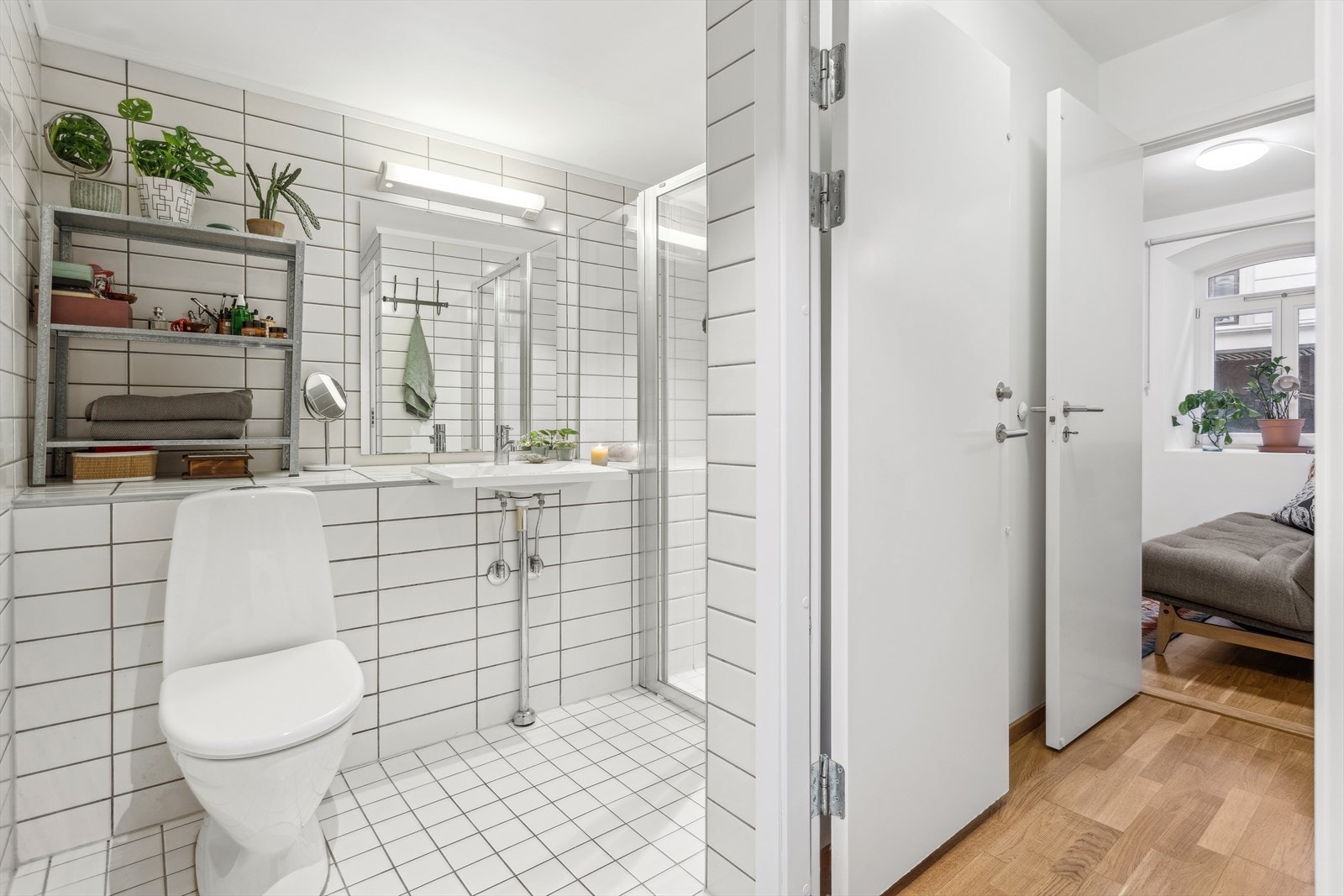 Romslig og fliselagt bad fra 2006 med varmekabler i gulvet. Galleribilde