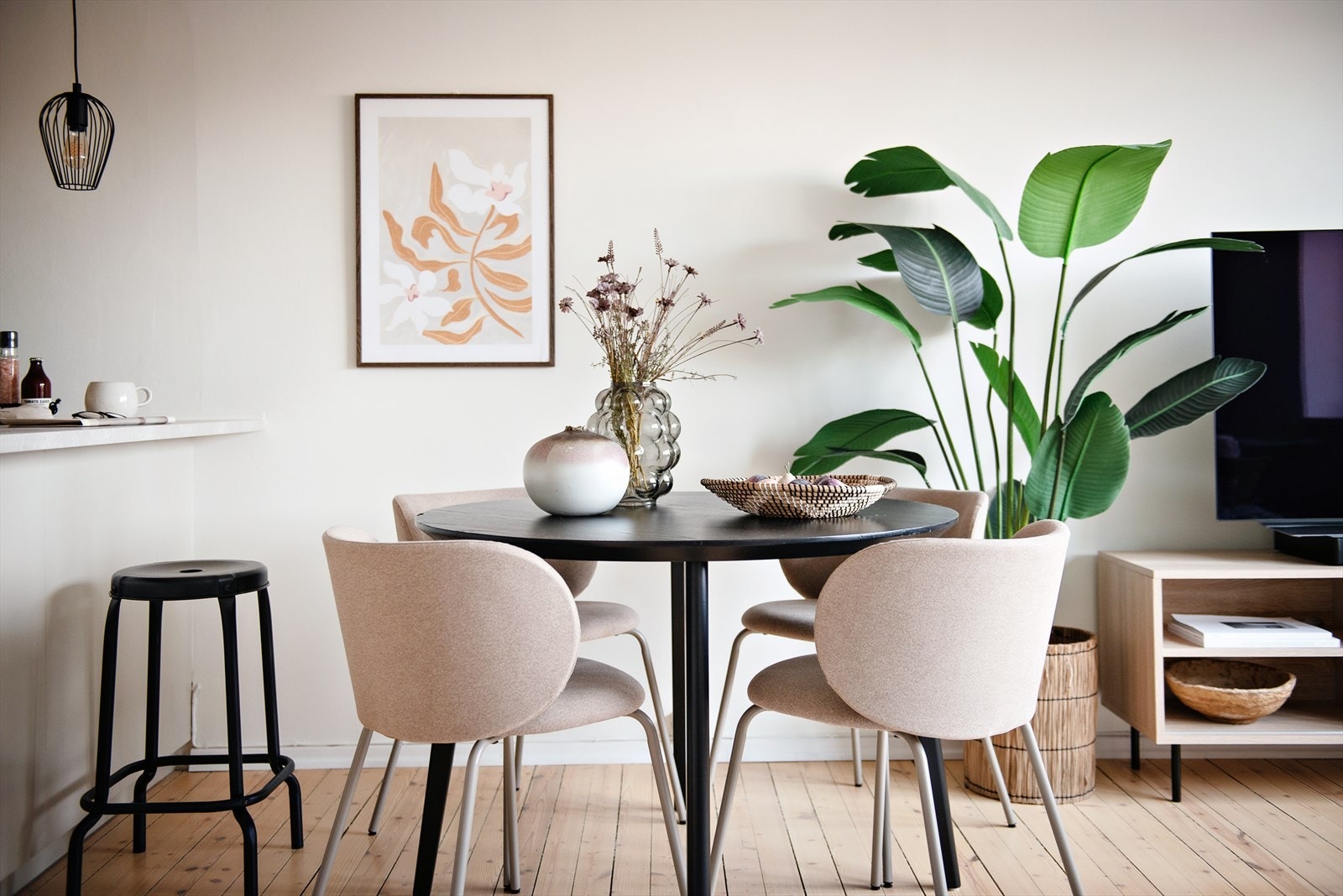 Det originale tregulvet i leiligheten setter et pent preg på rommet. Galleribilde