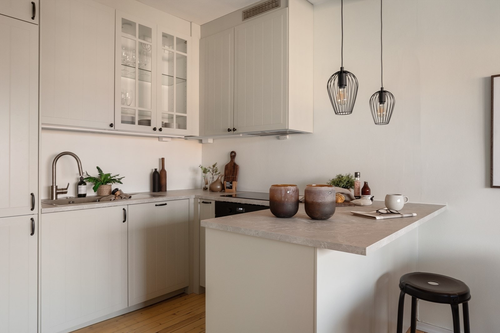 Kjøkken fra 2024 med profilerte fronter og foliert benkeplate. Galleribilde