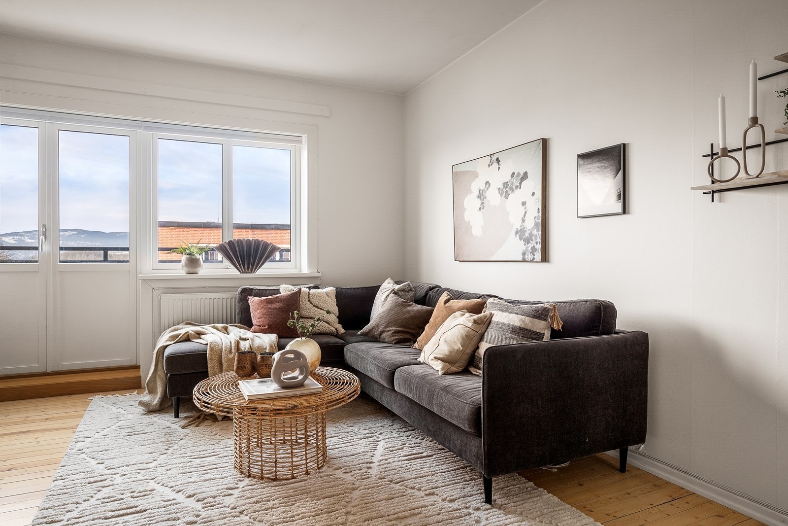 Stuen er malt i tidsriktige og moderne farger som skaper en varm og lun atmosfære. Galleribilde