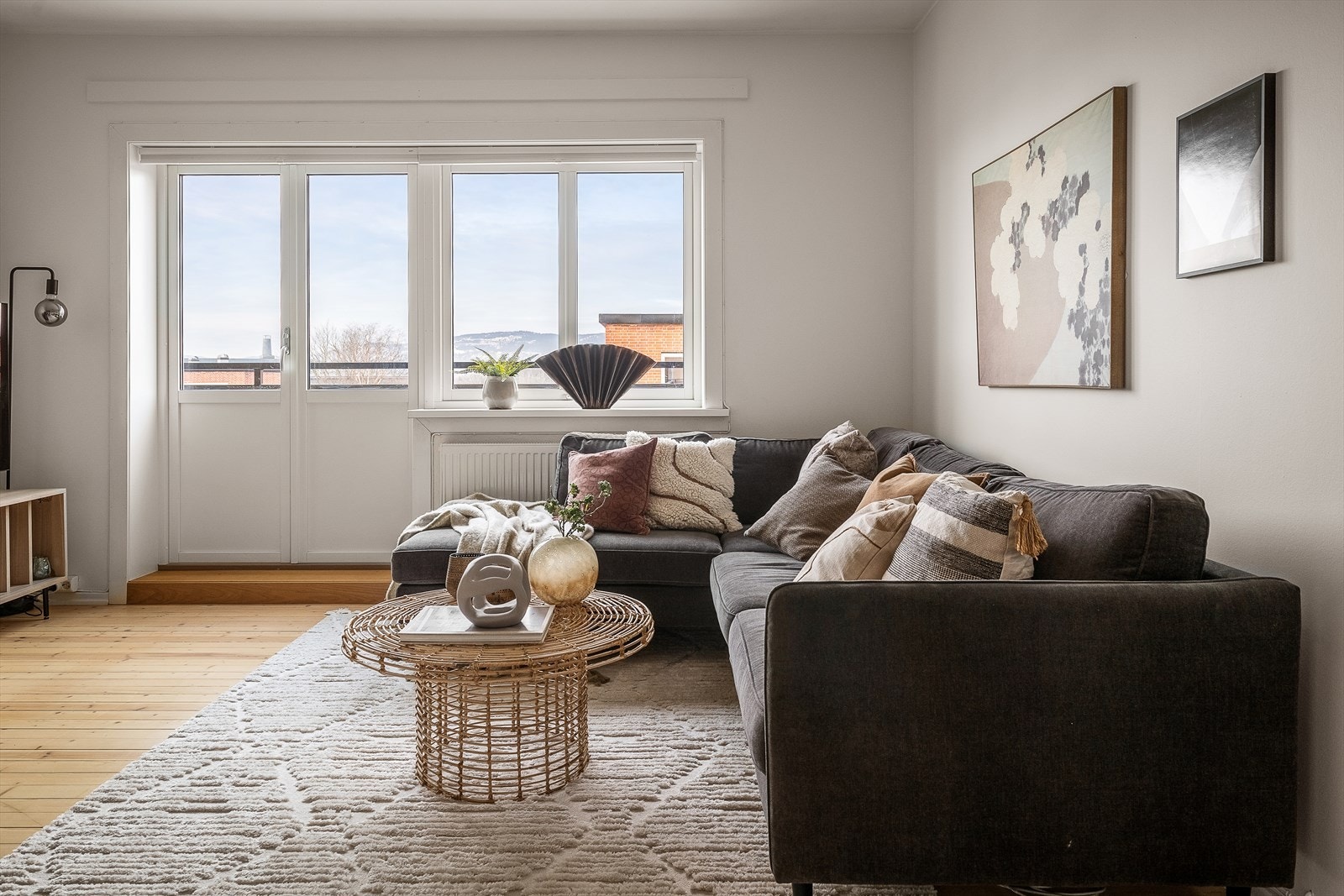 Stuen har store vindusflater som slipper inn rikelig mengder med naturlig lys inn i rommet. Galleribilde