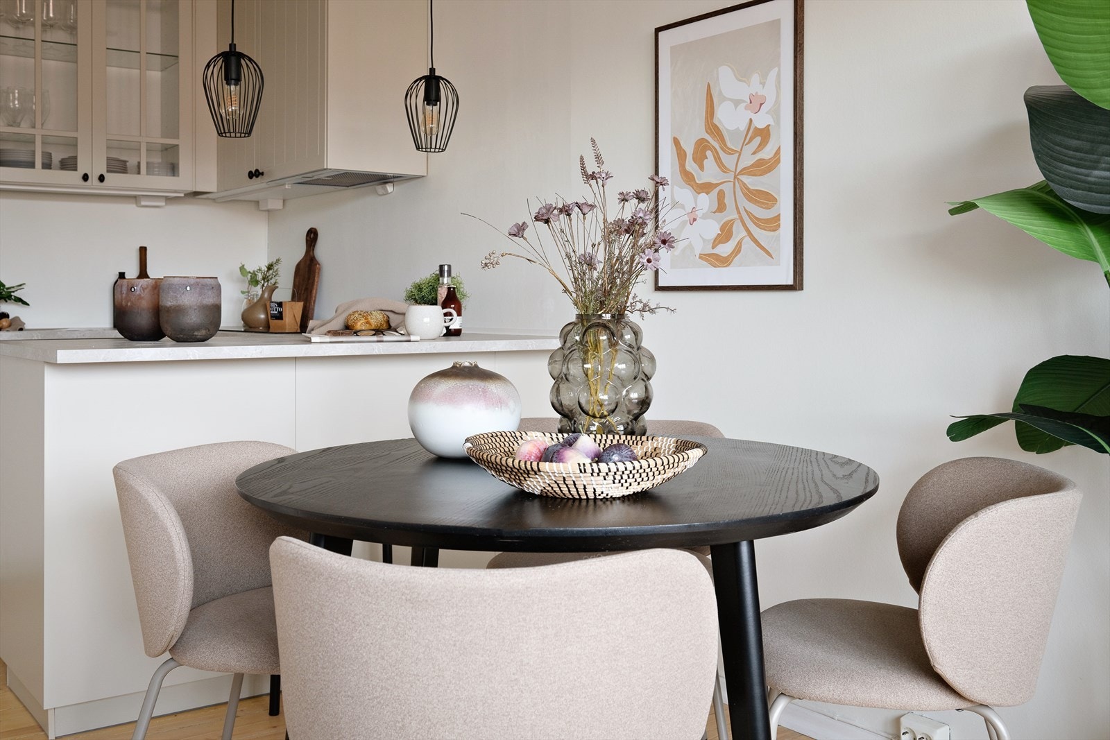 Kjøkkenøyen gjør det enkelt å være sosial med gjester mens man lager mat. Galleribilde