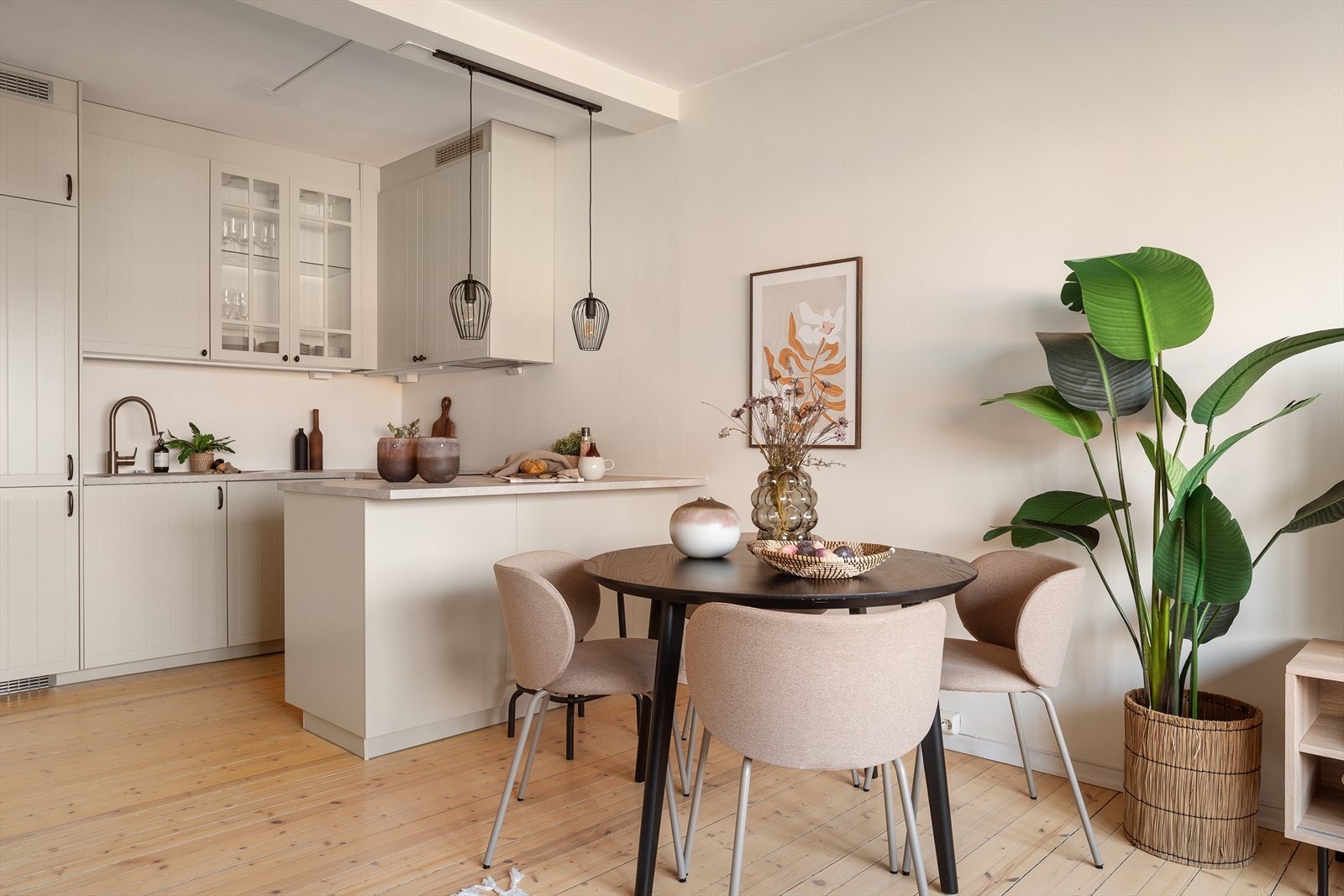 Lys og pen 2-roms toppleilighet med en herlig nord-vestvendt balkong! Galleribilde