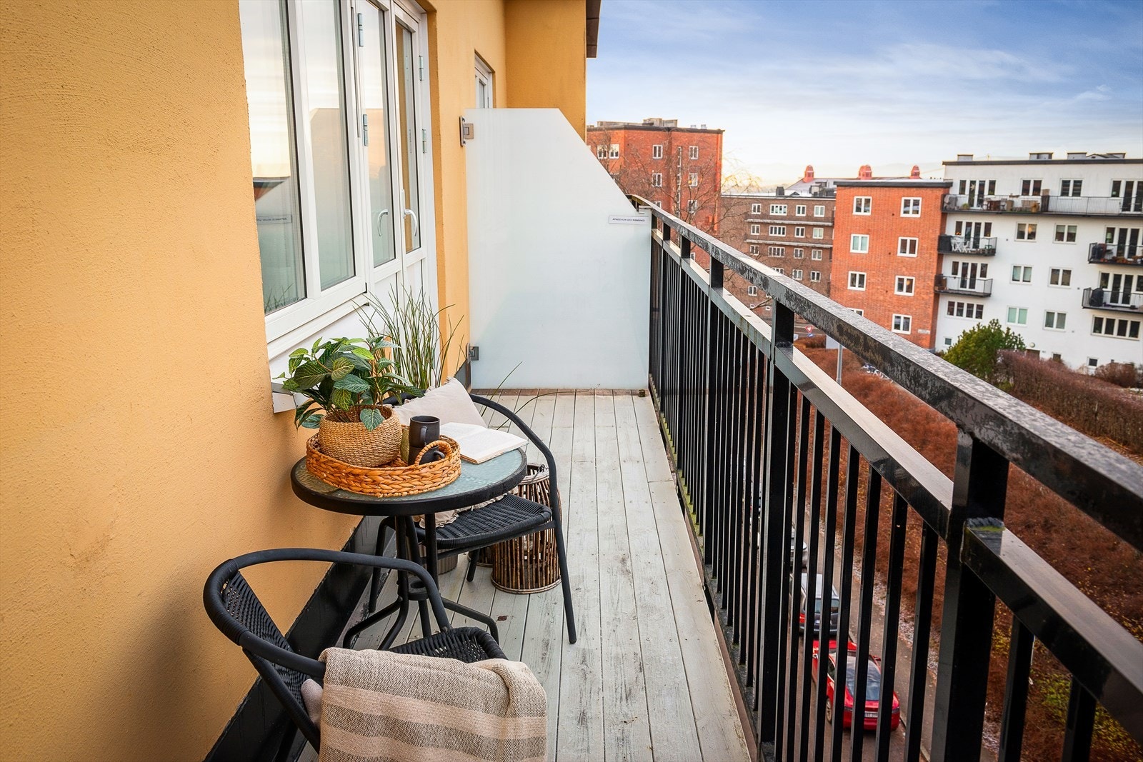 På sommerstid fungerer balkongen som en forlengelse av stuen, hvor man kan nyte varmere dager. Galleribilde