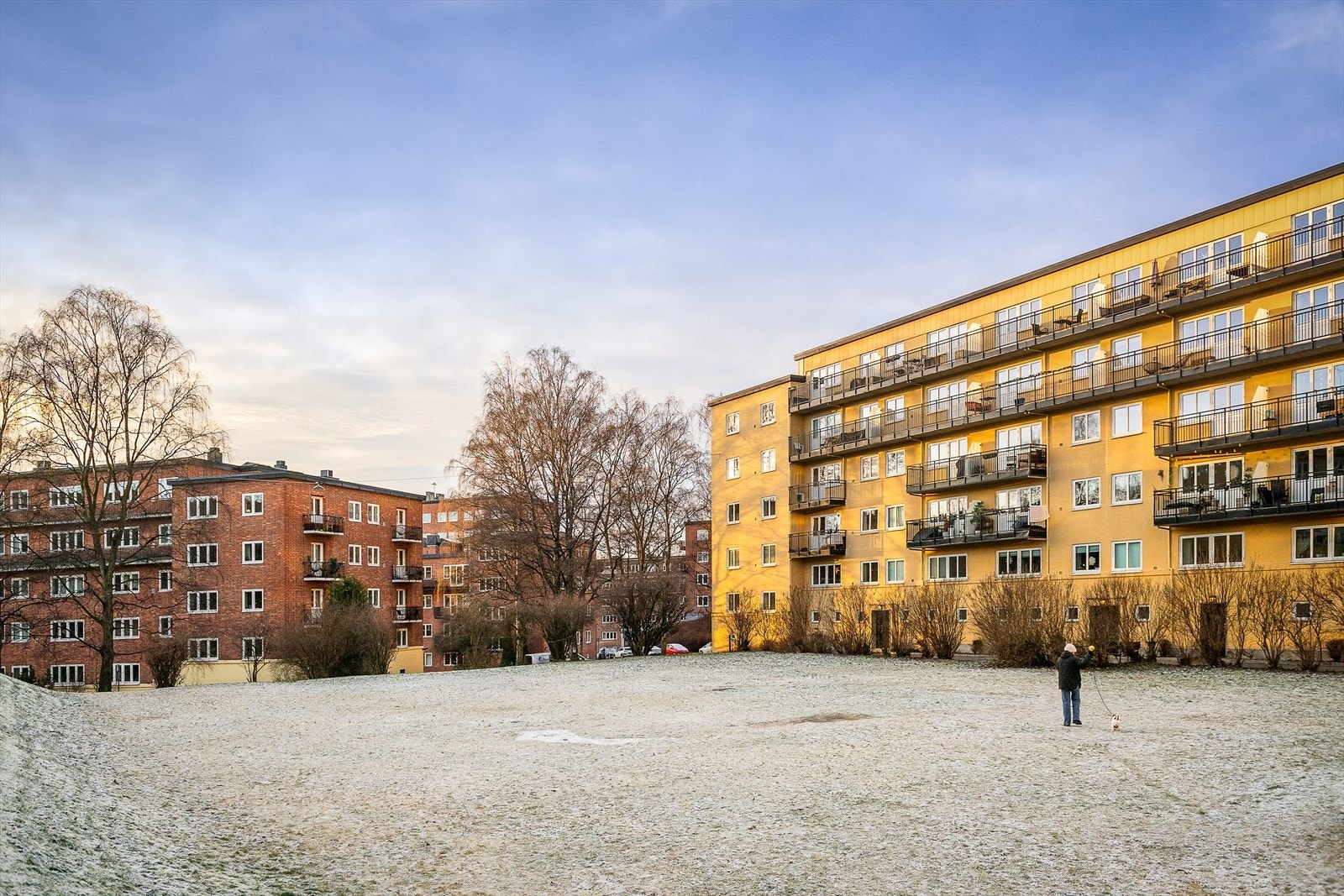 Uteområdene er pent opparbeidet med bl.a. gressplener, trær, busker, sittebenker, asfalterte gangareal m.m. Galleribilde