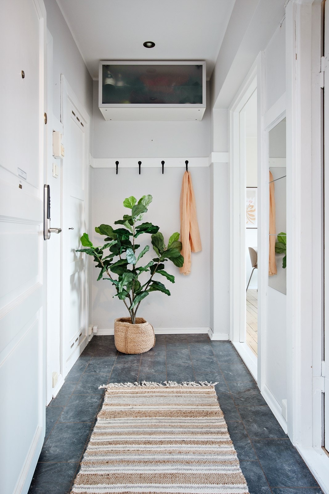 Her er det god plass til å henge opp jakker og sette fra seg sko. Galleribilde