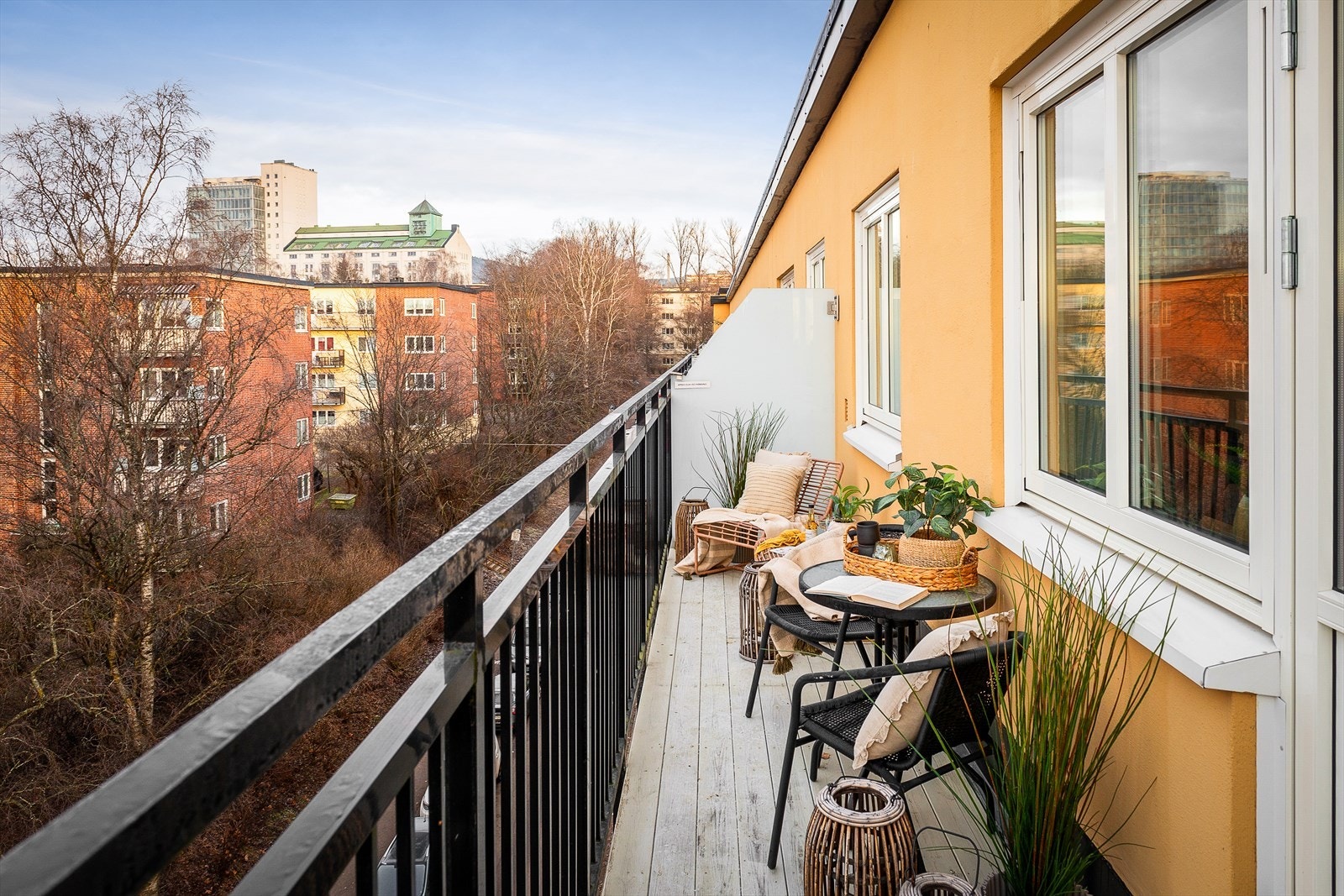 Balkongen vender mot nord-vest og er på hele 9kvm! Galleribilde