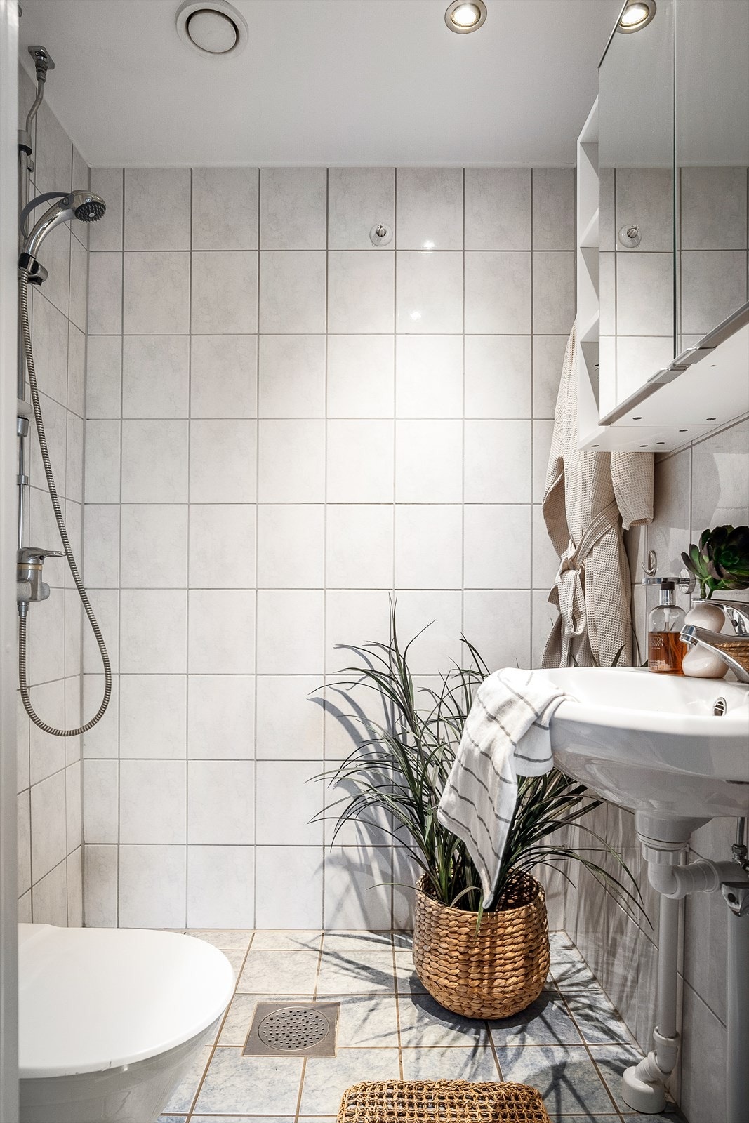 Lyst flislagt bad fra 2005 med varmekabler i gulv. Galleribilde