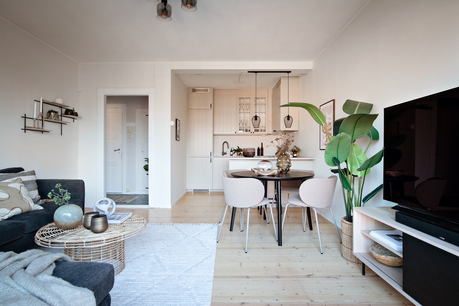 Leiligheten byr på en åpen stue-/kjøkkenløsning som skaper en sosial og luftig atmosfære. Galleribilde