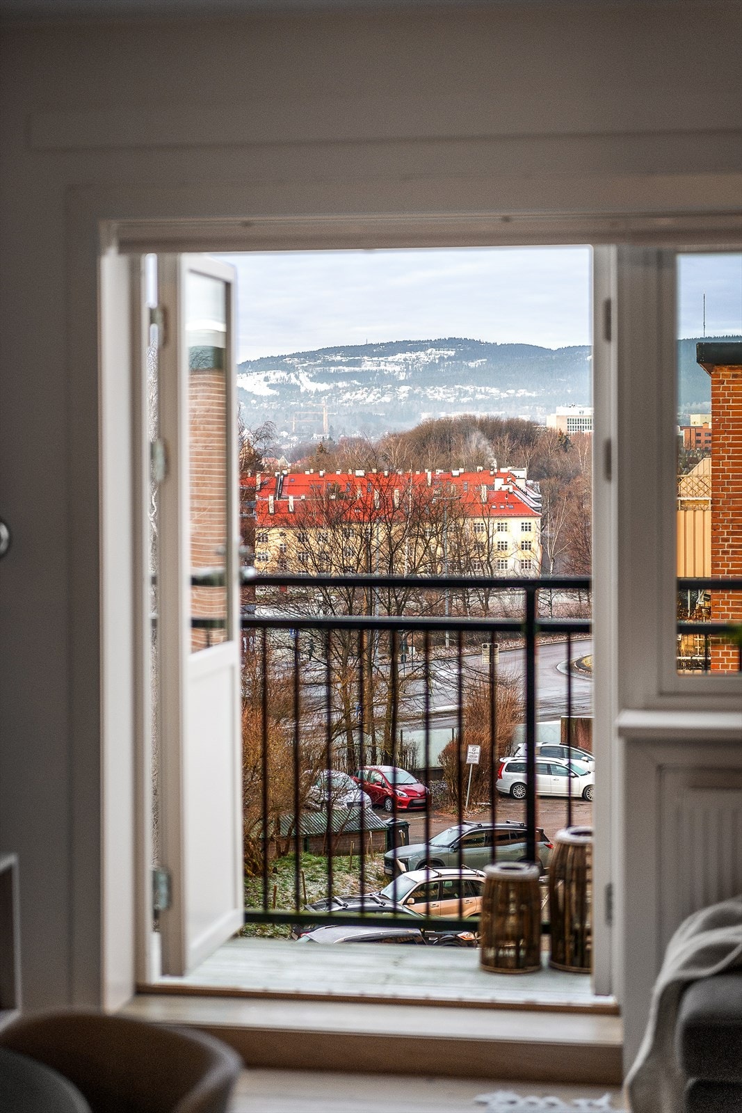 Innbydende stue med direkte adkomst til romslig balkong. Galleribilde