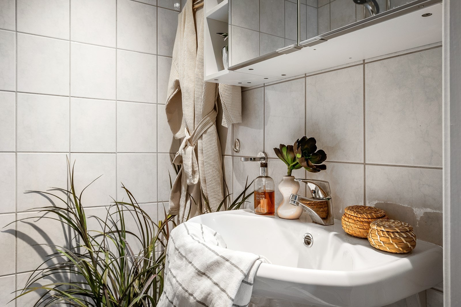 Innredning bestående av frittstående klosett, servant med ettgreps blandebatteri og dusjarmatur. Galleribilde