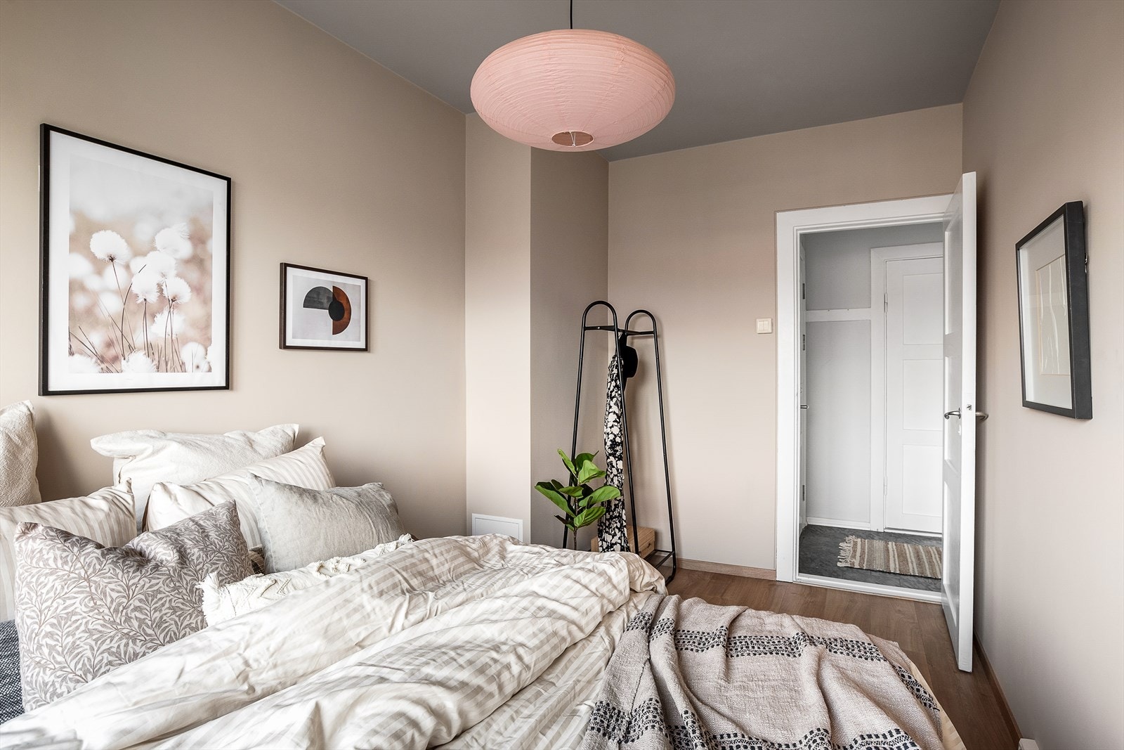 Soverommet oppleves som lyst og innbydende på grunn av mye naturlig lysinnslipp! Galleribilde