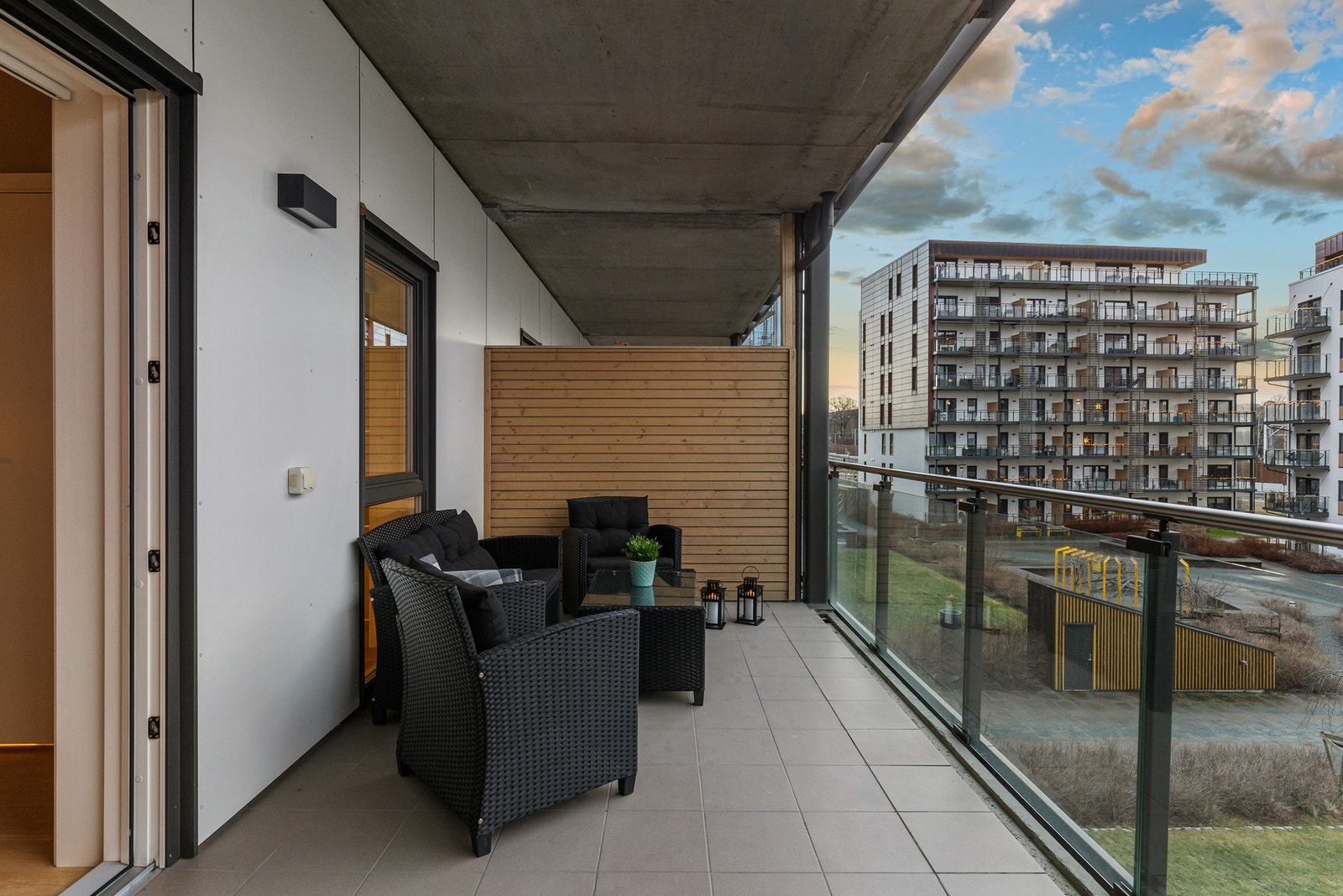 Balkongen vender ut mot et rolig og pent opparbeidet fellesareal med gode solforhold. Galleribilde