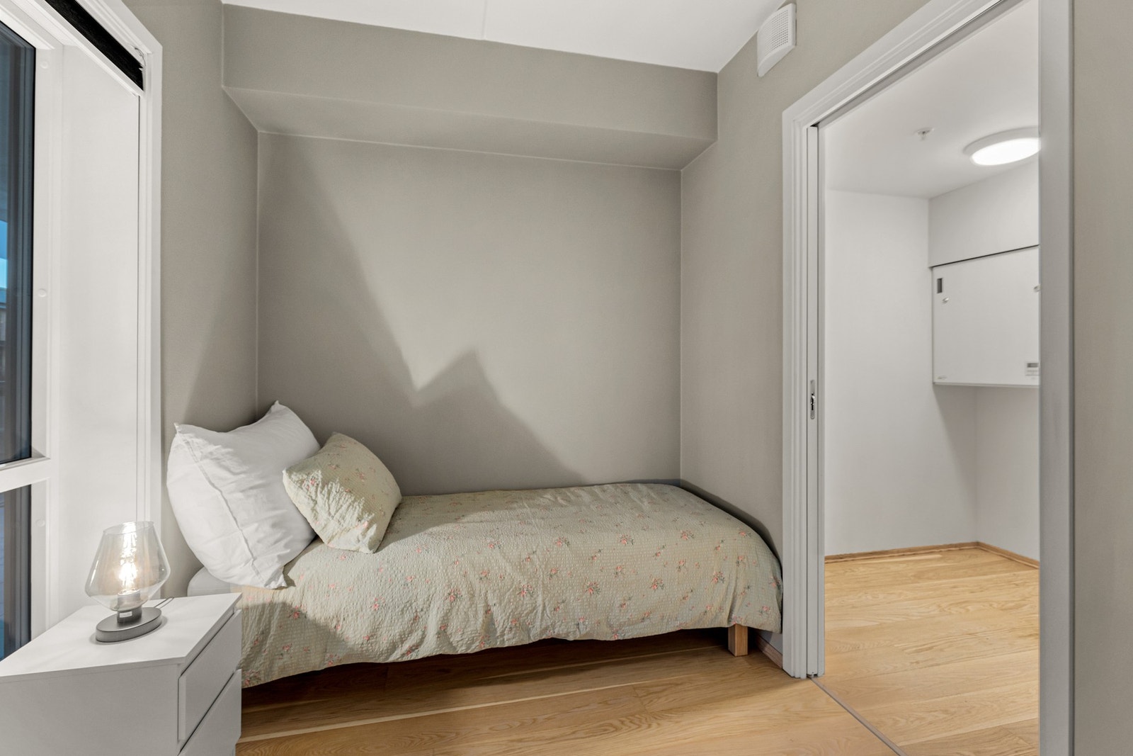 Fra entré har du adkomst inn til leilighetens soverom. Soverommet er på 8 kvm og en bod på 3,5 kvm. Galleribilde