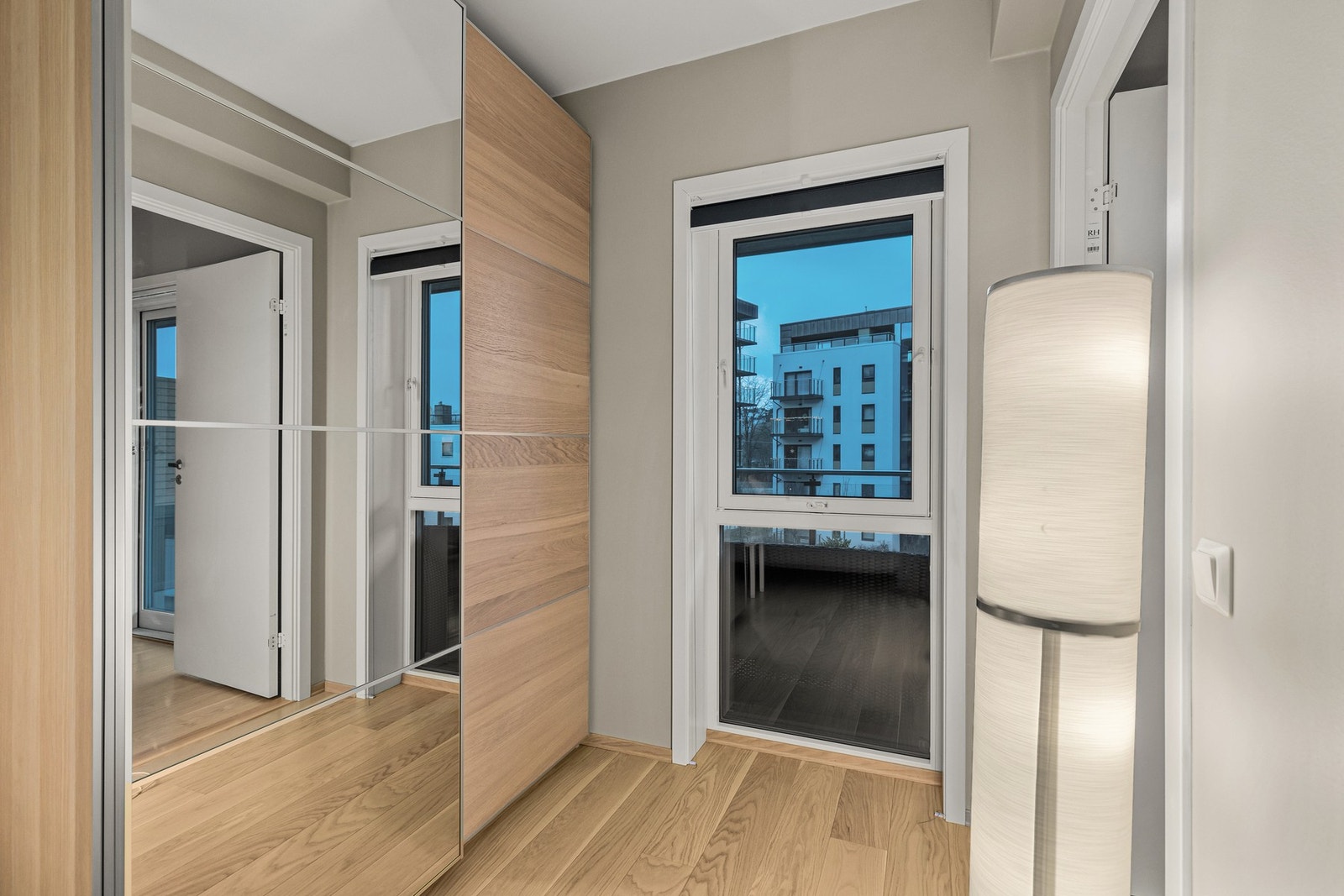 Sammen med garderobeskapet, er også en skyvedørsgarderobe inkludert. Soverommet har godt med skapplass og gode oppbevaringsmuligheter. Galleribilde