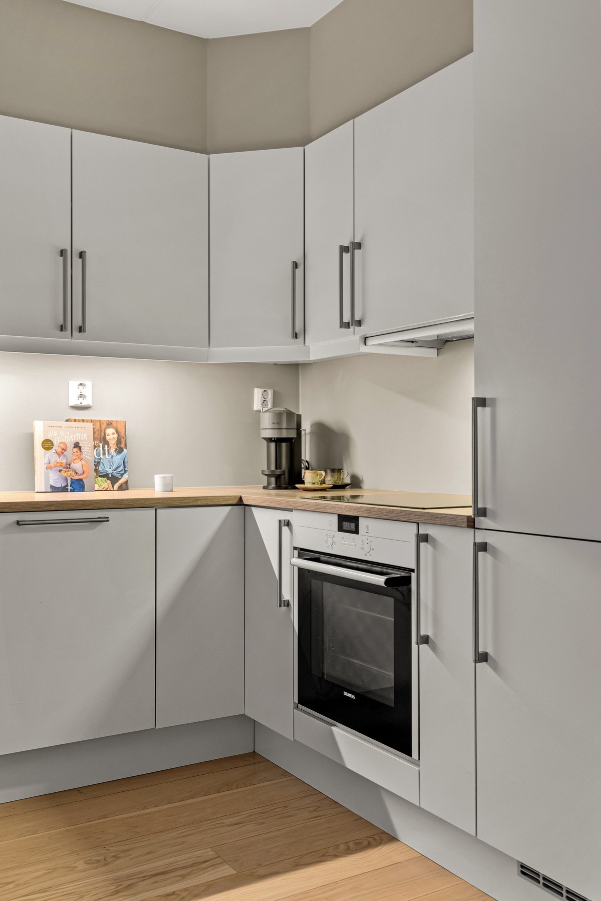 På kjøkkenet har du integrerte hvitevarer bestående av platetopp, stekeovn, kjøl/fryseskap og oppvaskmaskin. Kjøkkenventilatoren over stekesone har avtrekk via boligens balanserte ventilasjonsanlegg. Galleribilde