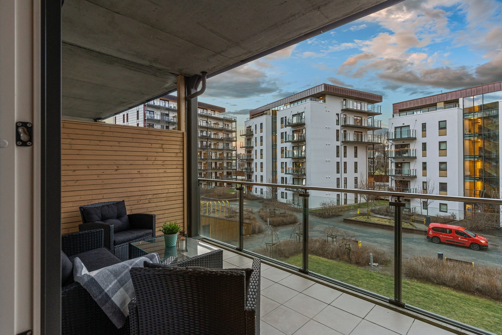 Kvaliteter verdt å nevne ved leiligheten er bl. annet moderne fasiliteter som fjernvarme og balansert ventilasjon som allerede er inkludert i de lave felleskostnadene. Galleribilde