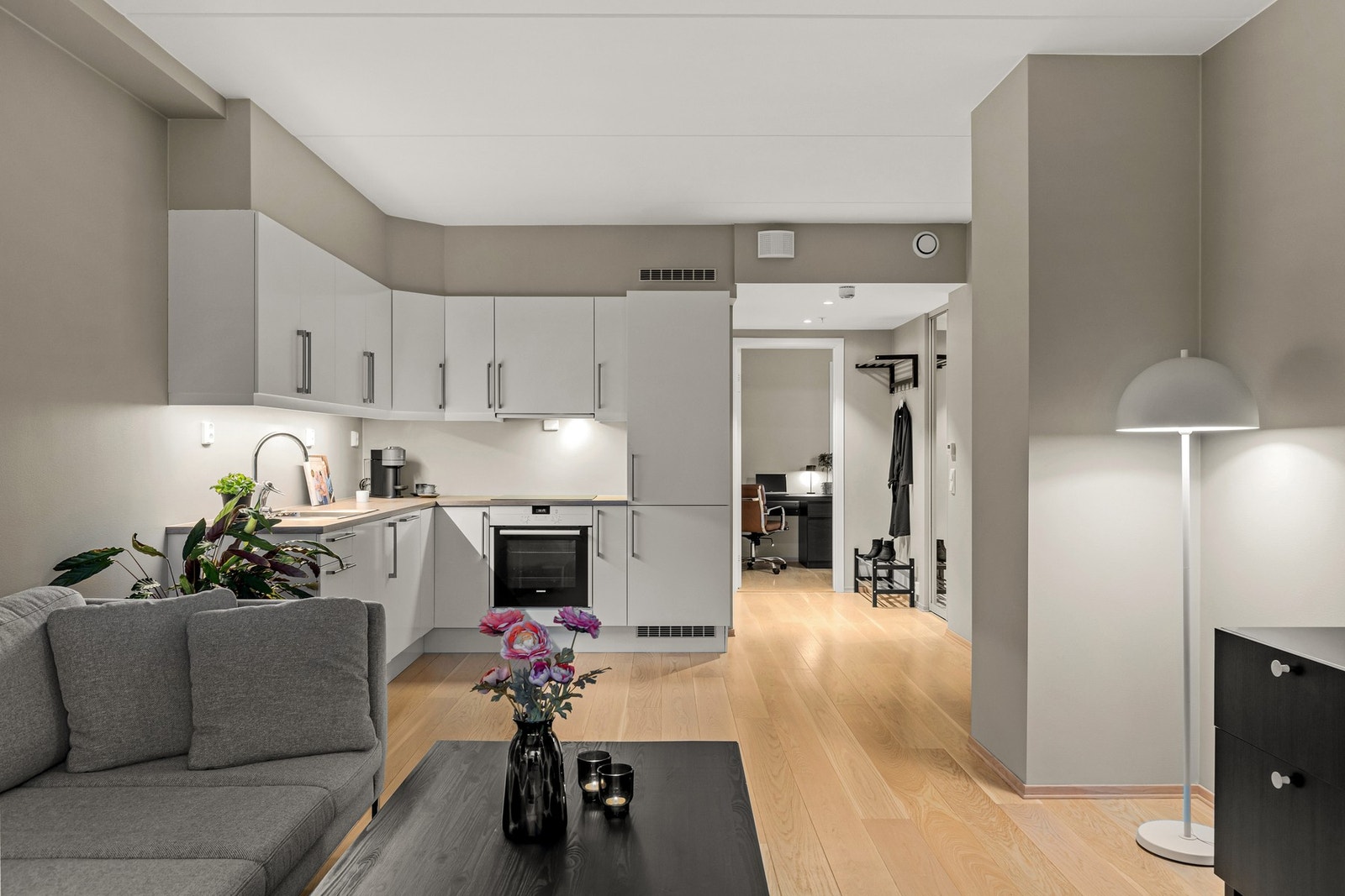 Bygget ble oppført i 2017 og holder med det en god standard, noe som er bekreftet av takstmann. Galleribilde