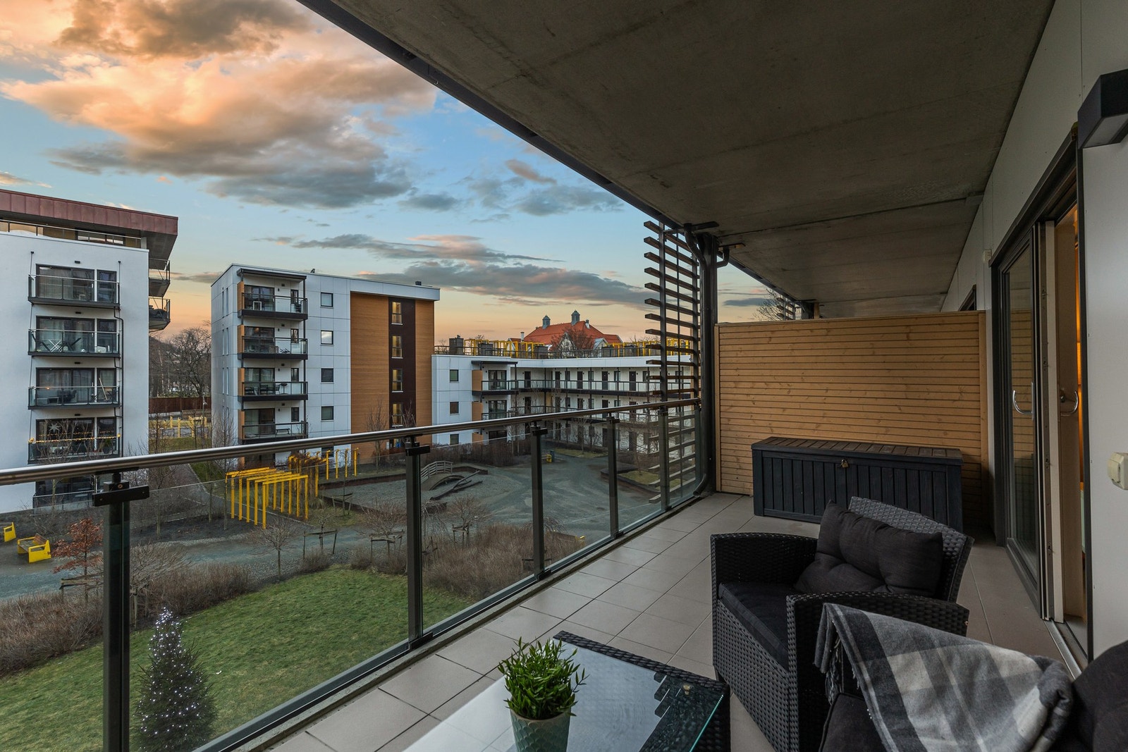 I forlengelse av stuen har du en balkong på hele 15 kvm som gir rikelig med plass til til både utemøblement og annet utstyr som f.eks en grill. Galleribilde