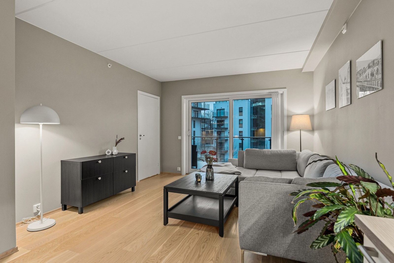 De store vindusflatene i stuen bidrar til rikelig med naturlig lysinnslipp, noe som skaper en lys og behagelig atmosfære. Galleribilde