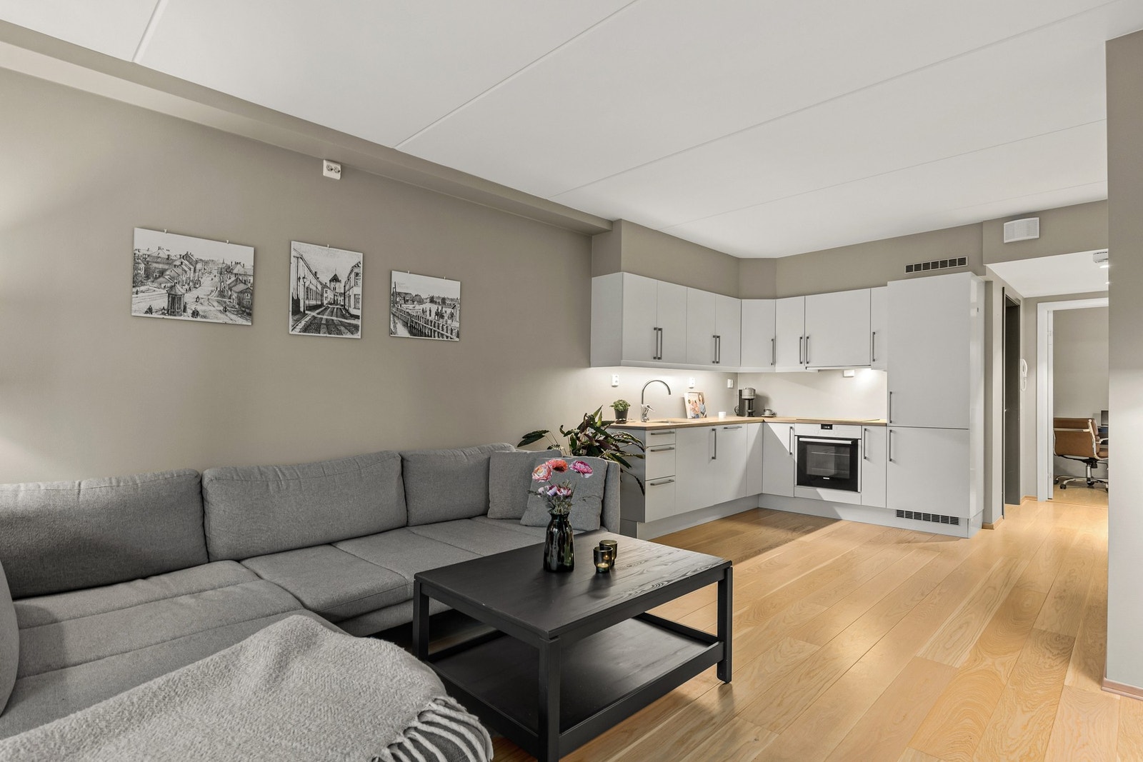 Leiligheten har en åpen stue/kjøkken-løsning som rommer 24,5 kvm. Gode muligheter for etablering av sitte- og spisegruppe. Galleribilde