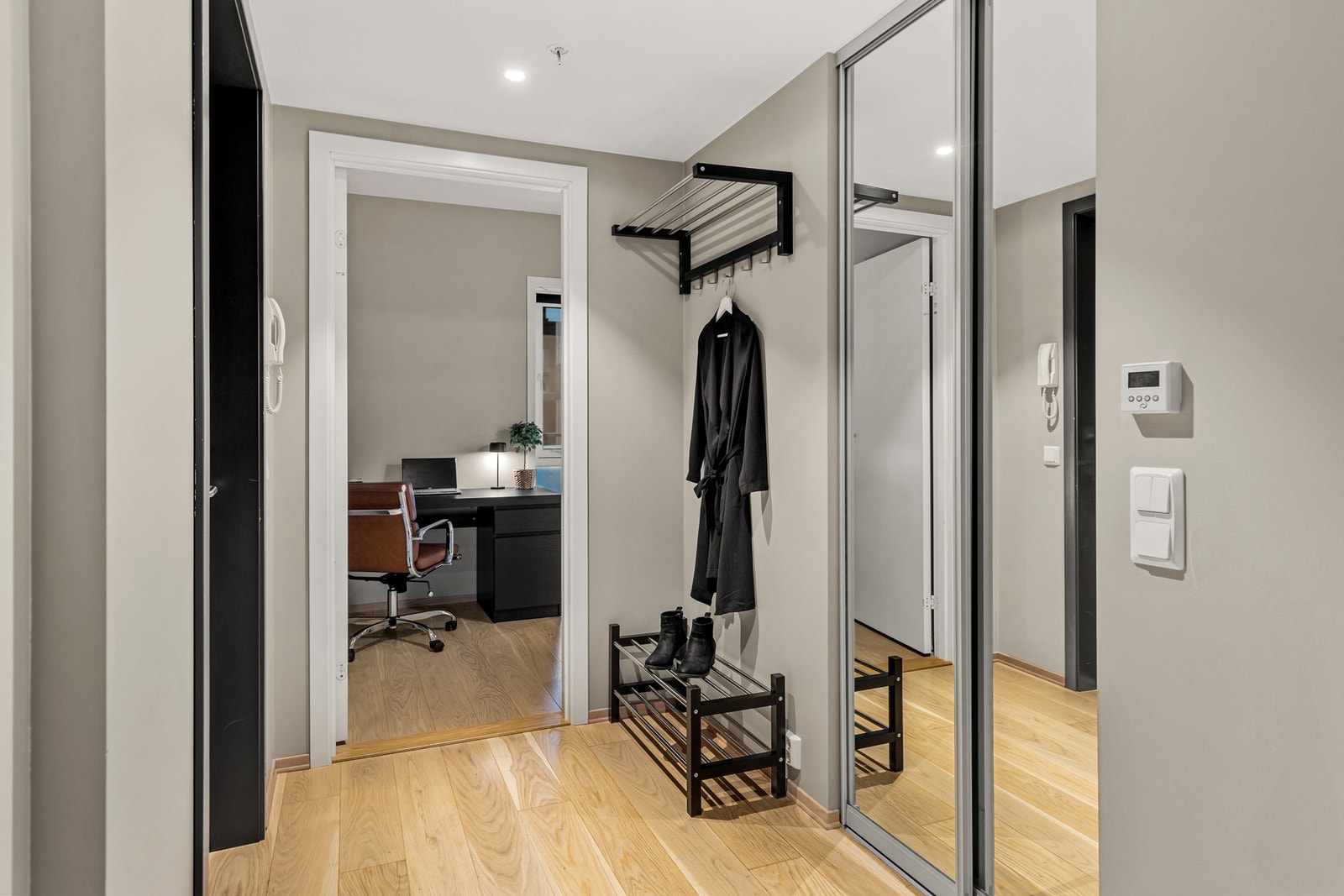Leiligheten har en praktisk entré med praktisk garderobeskap for oppheng av yttertøy og oppbevaring av sko, som vil medfølge handelen. Galleribilde