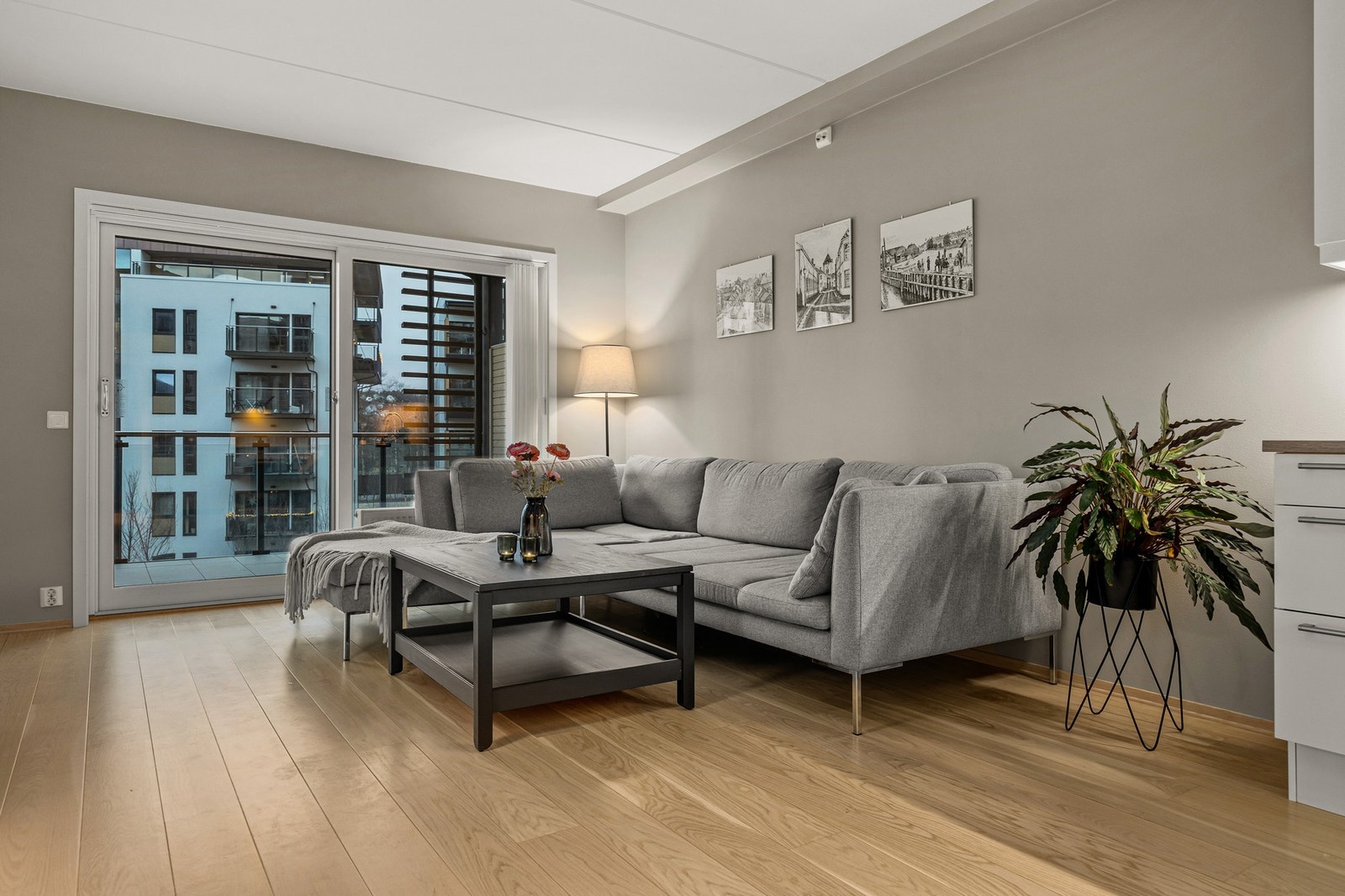 Leiligheten ligger i 3. etasje og er på 61 kvm (BRA-i). Består av entré, bad, stue/kjøkken, 2 soverom og bod både i leiligheten og i kjeller. I tillegg medfølger det parkeringsplass i kjeller. Galleribilde