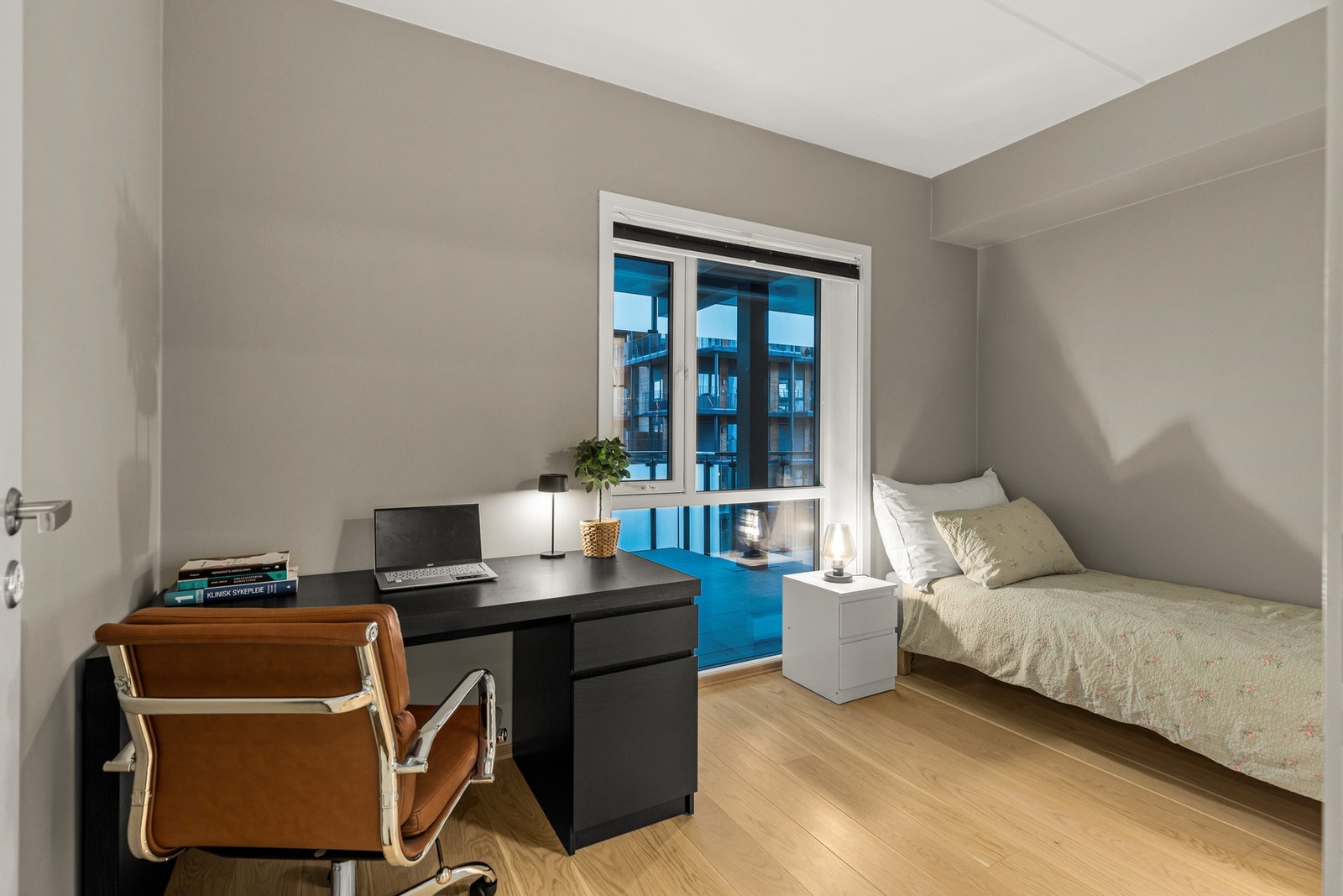 Soverommet fremstår lyst og fint, med tidløse fargevalg på på flater. Galleribilde