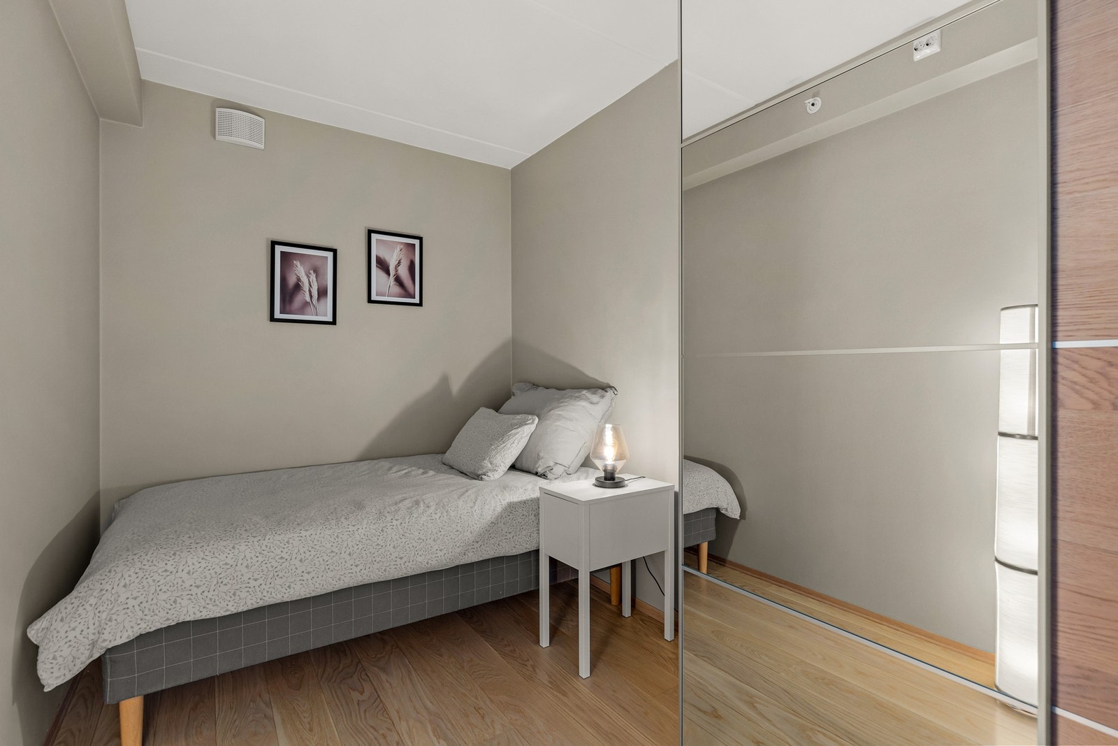 Soverommet er innredet med et garderobeskap som vil medfølge handelen. Galleribilde