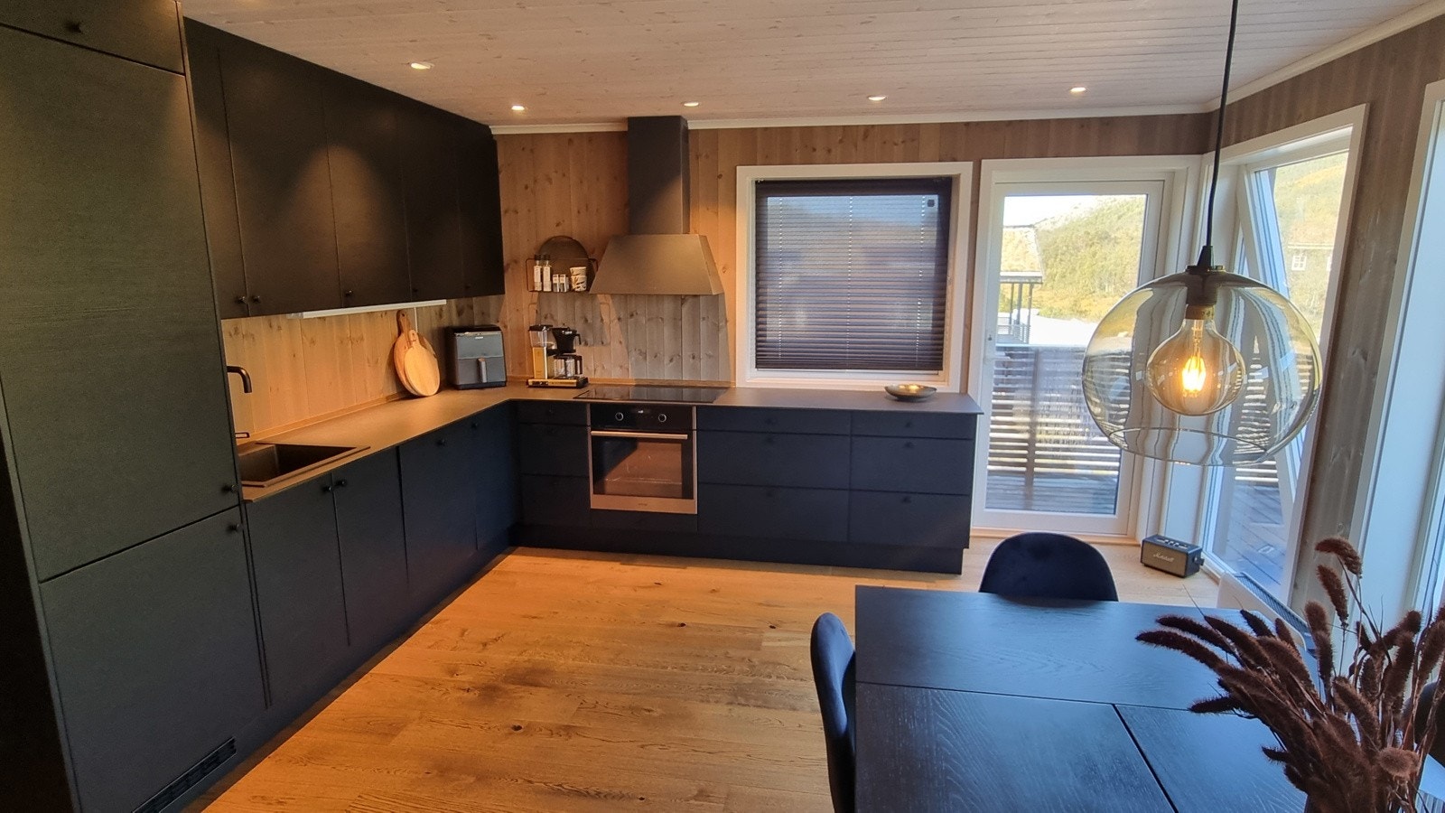 Kjøkken har ut gang til uteplasser. Galleribilde