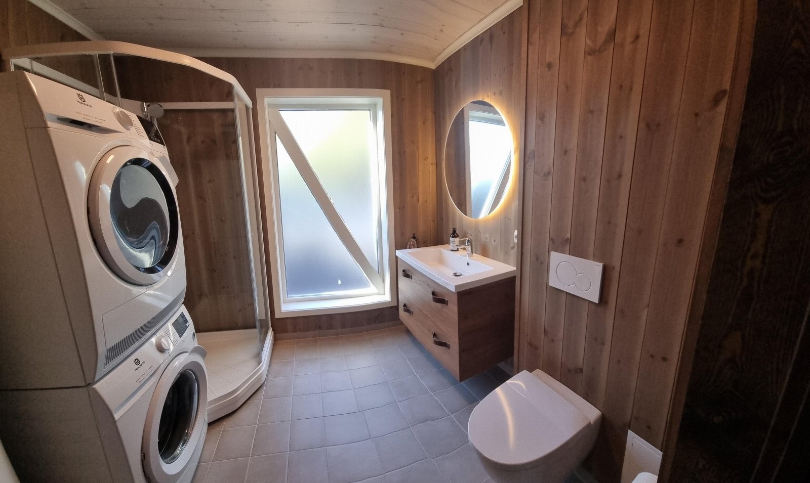 Bad 1.etasje med opplegg for vaks/tørk. Galleribilde