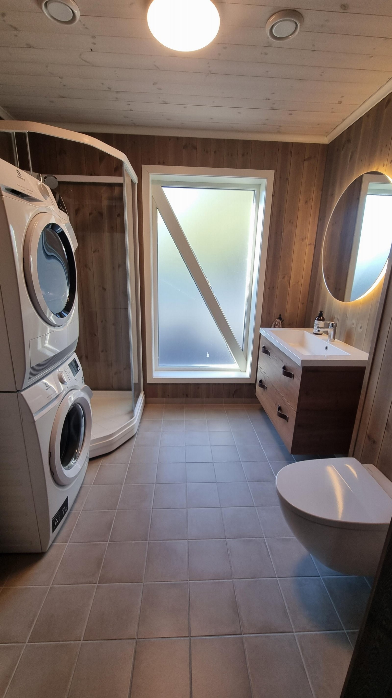 Bad 1.etasje med opplegg for vaks/tørk. Galleribilde