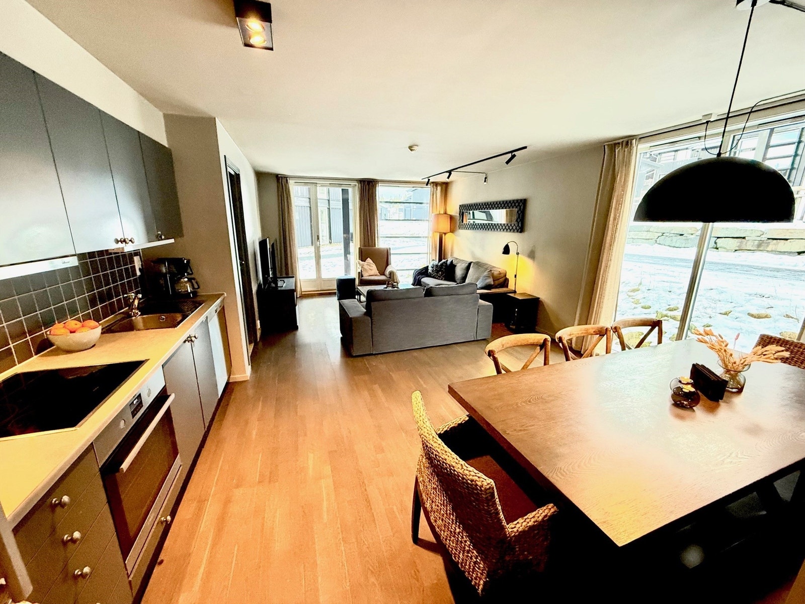 Romslig hjørnestue med god plass til familie og venner. Galleribilde