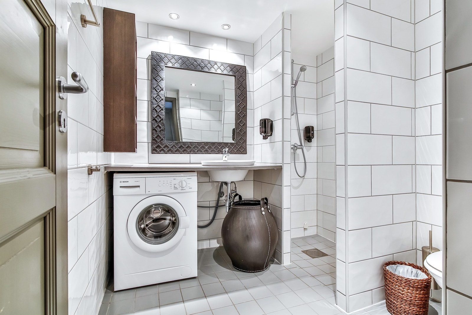 Lekkert flislagt bad-wc med vaskemaskin. I tillegg til dette, er det separat wc samt tørketrommel i egen nisje i gangen. Galleribilde